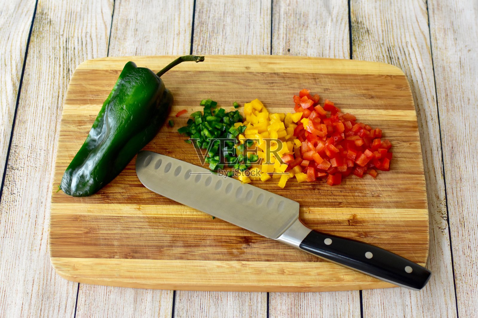 木制的切菜板配上新鲜的有机蔬菜，用来切菜和切丁，做出美味的家常菜照片摄影图片