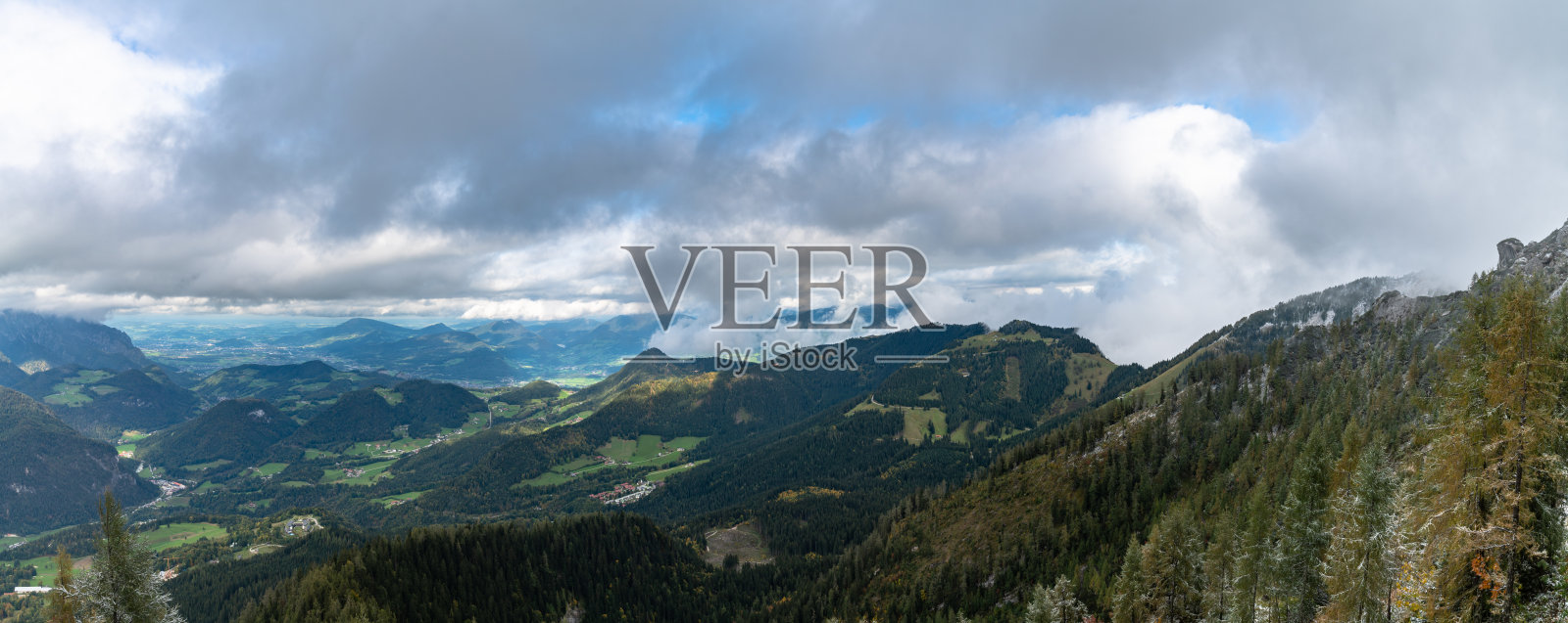 从Kehlsteinhaus(鹰巢)俯瞰贝希特斯加登国家公园全景照片摄影图片