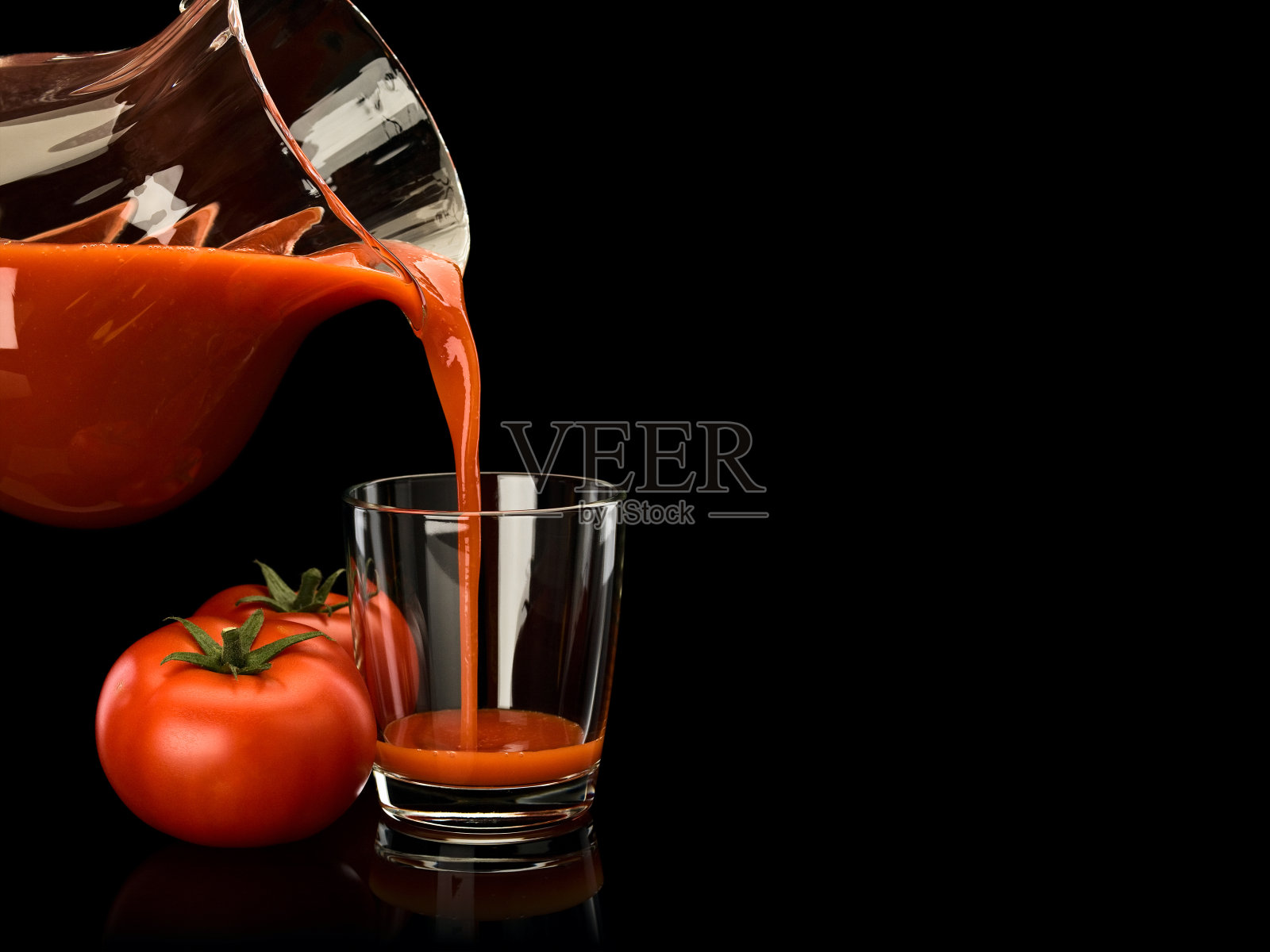 用番茄汁填充玻璃照片摄影图片