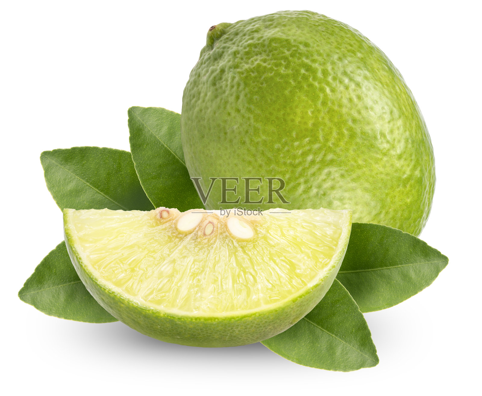 白色背景上分离出绿叶的酸橙，新鲜的酸橙和切片在白色上有修剪的路径照片摄影图片