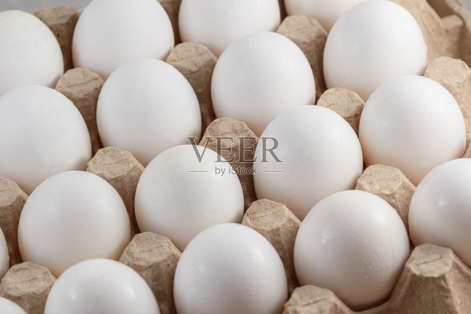 托盘盒里有许多白色的鸡蛋食品照片摄影图片