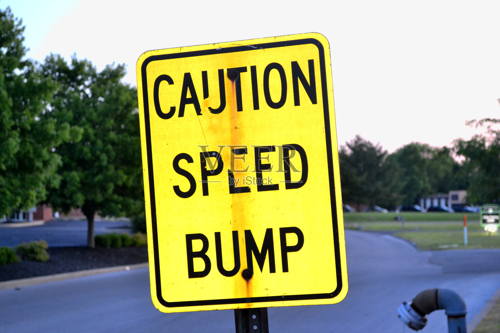 警告:户外减速带标志照片摄影图片