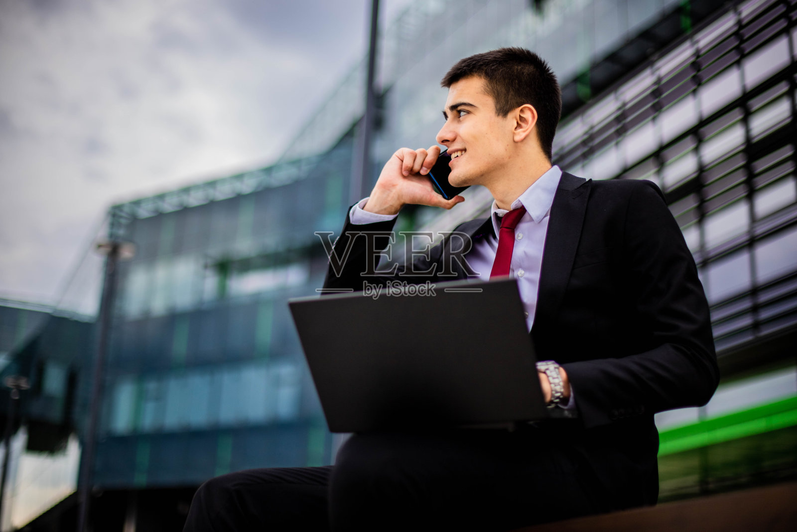 有笔记本电脑和手机的经理照片摄影图片