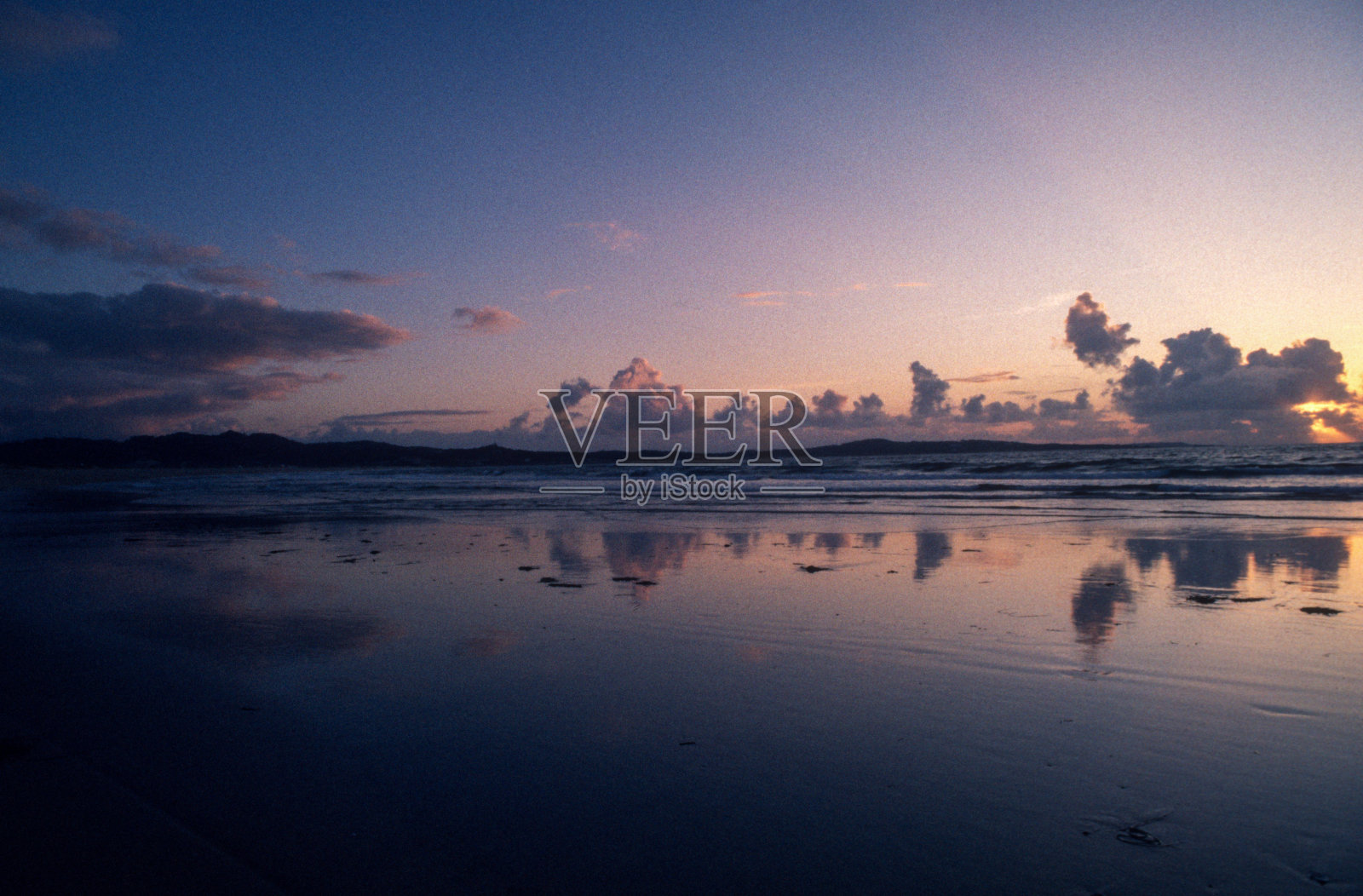 风景与反射在沙滩上的日落在加利西亚西班牙照片摄影图片
