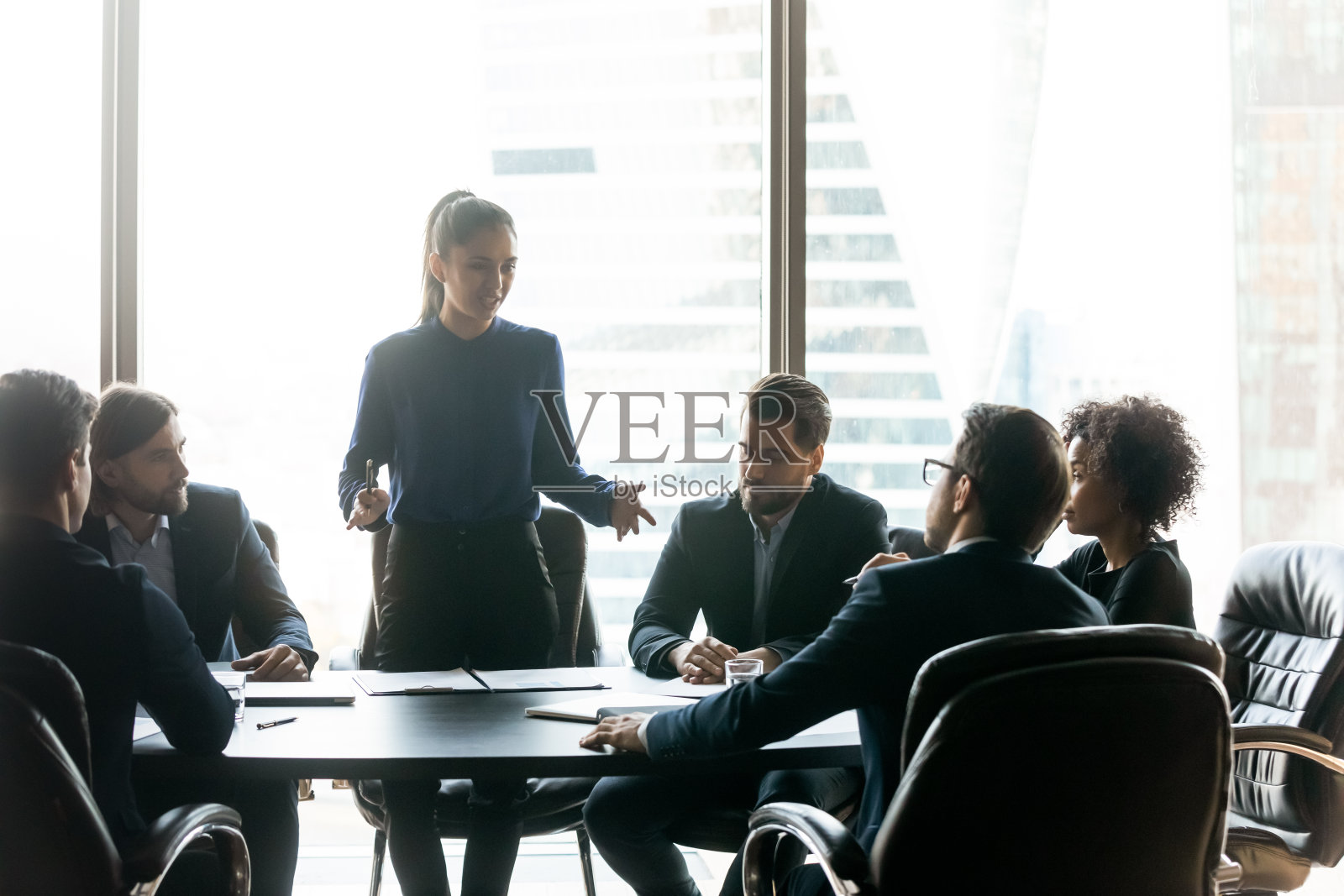 自信的女商人教练导师在董事会会议室举行公司简报照片摄影图片