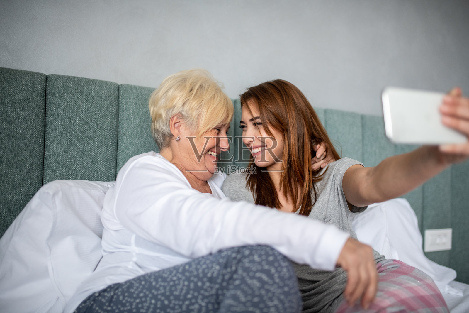 母亲和女儿之间的爱。有问题。照片摄影图片