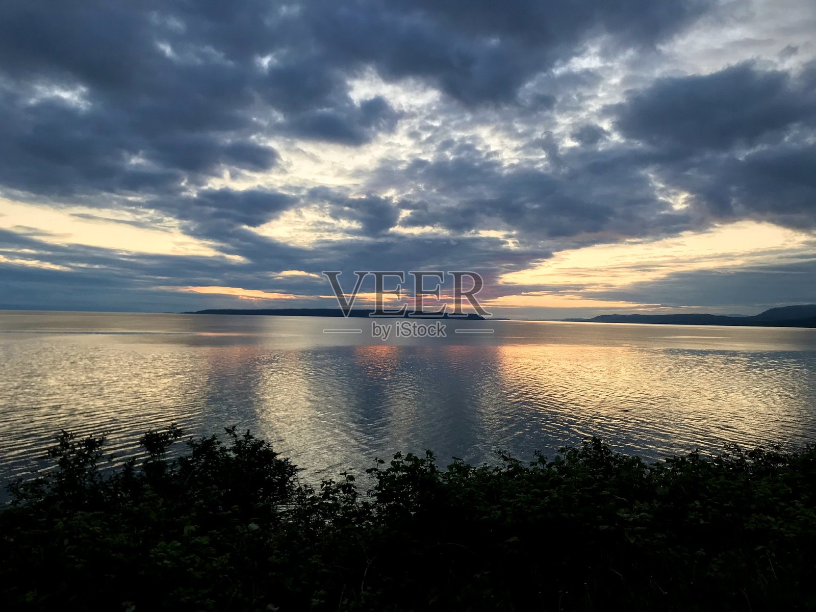 美丽的日落和太平洋沿岸的风景，鲍威尔河，不列颠哥伦比亚省照片摄影图片