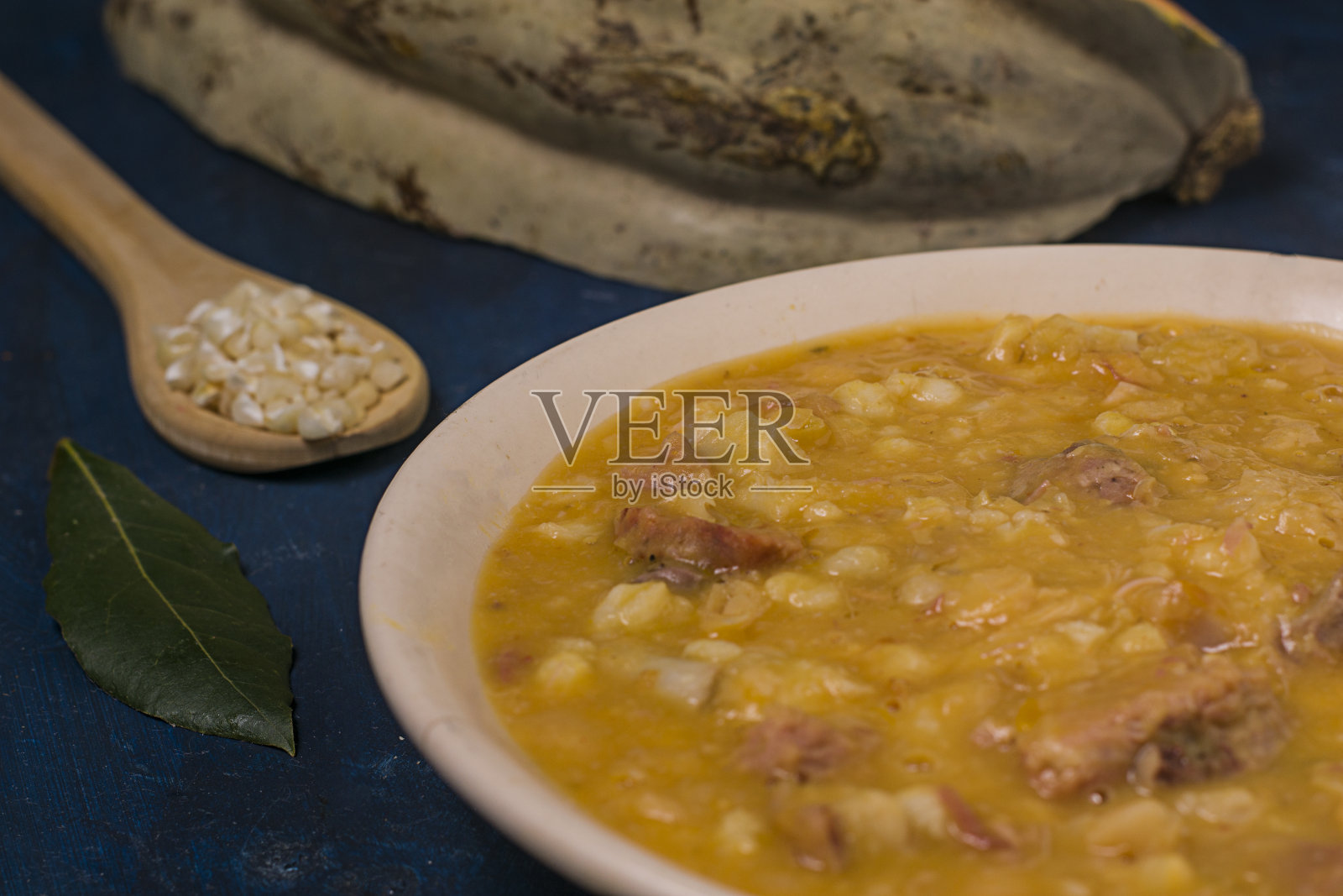 盘子里有鳄鱼，阿根廷的传统食物。一个照片摄影图片