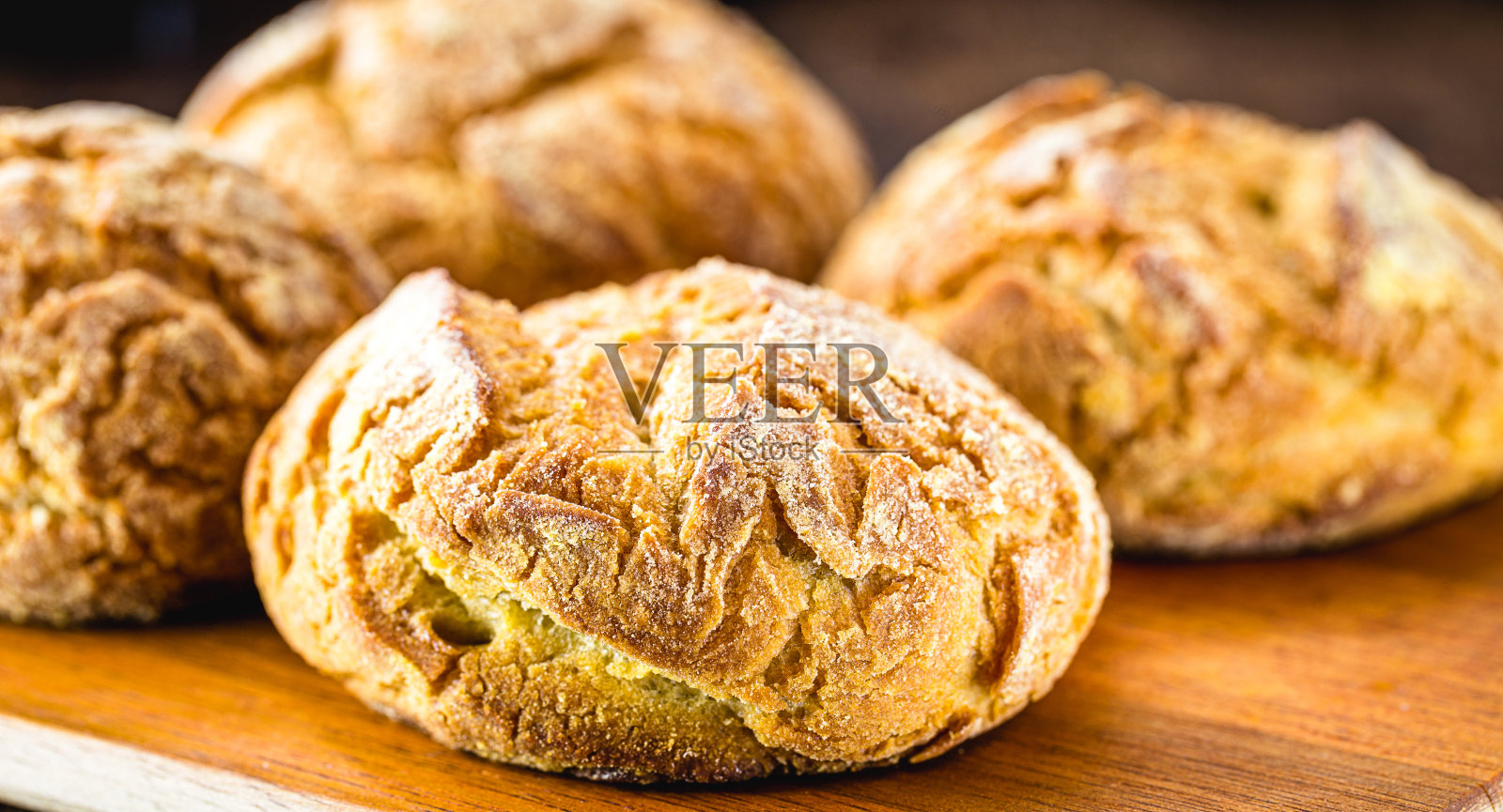 Traditional Brazilian biscuit called "Broa de Milho ou de fubá". Made with cornmeal or corn flour. Regional festivities in Brazil.照片摄影图片