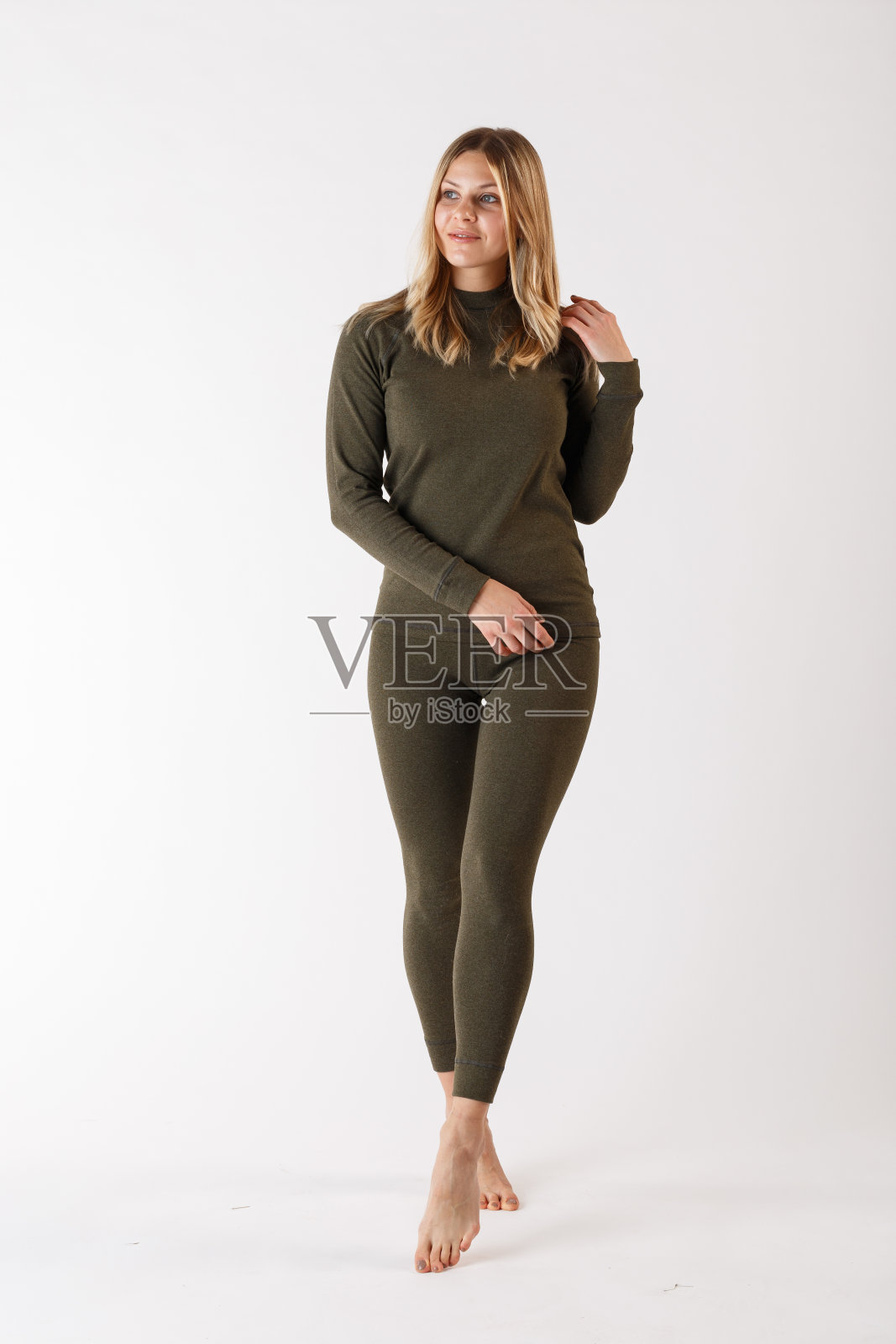 白色背景下穿着保暖内衣的女孩。运动服装。照片摄影图片