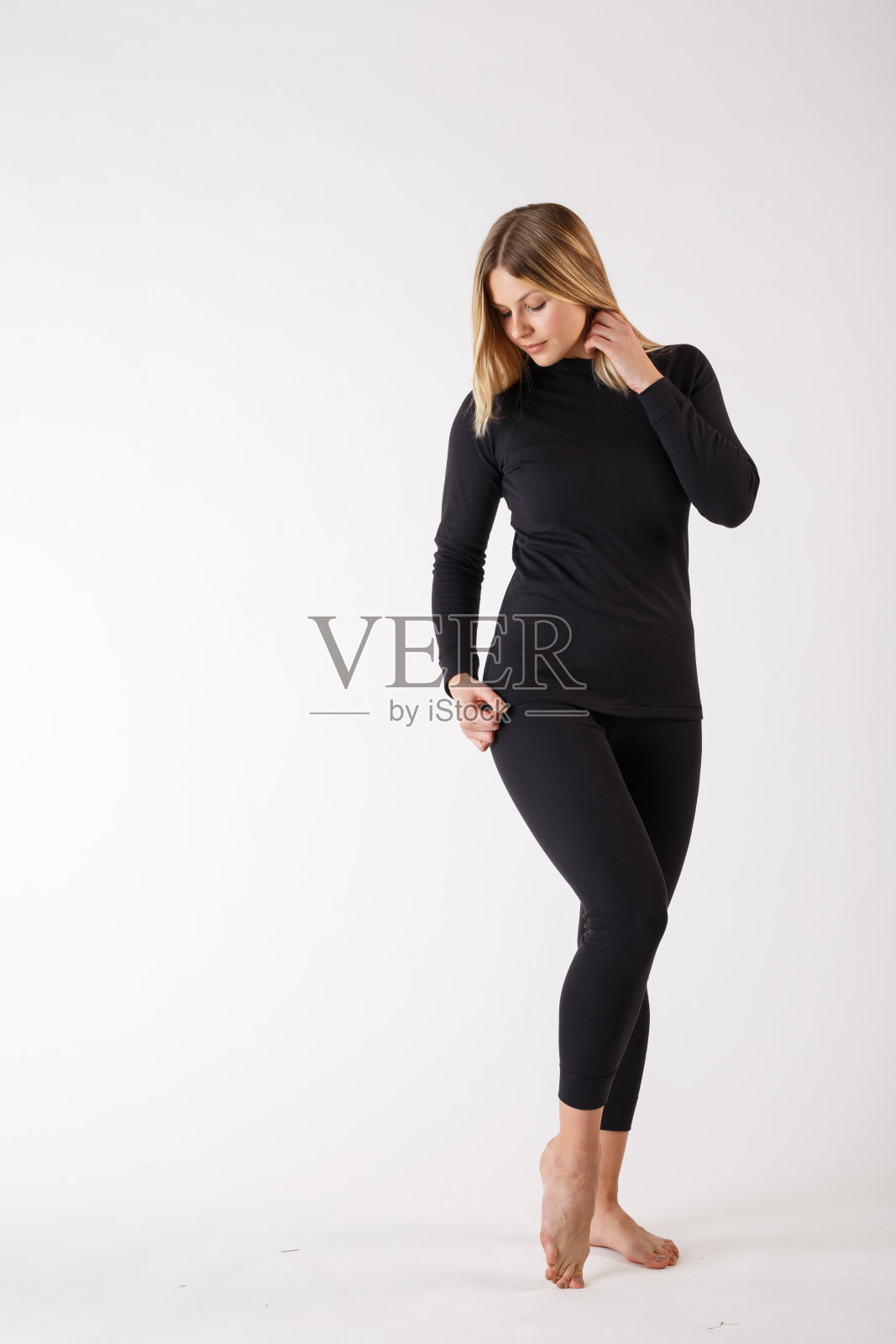 白色背景下穿着保暖内衣的女孩。运动服装。照片摄影图片