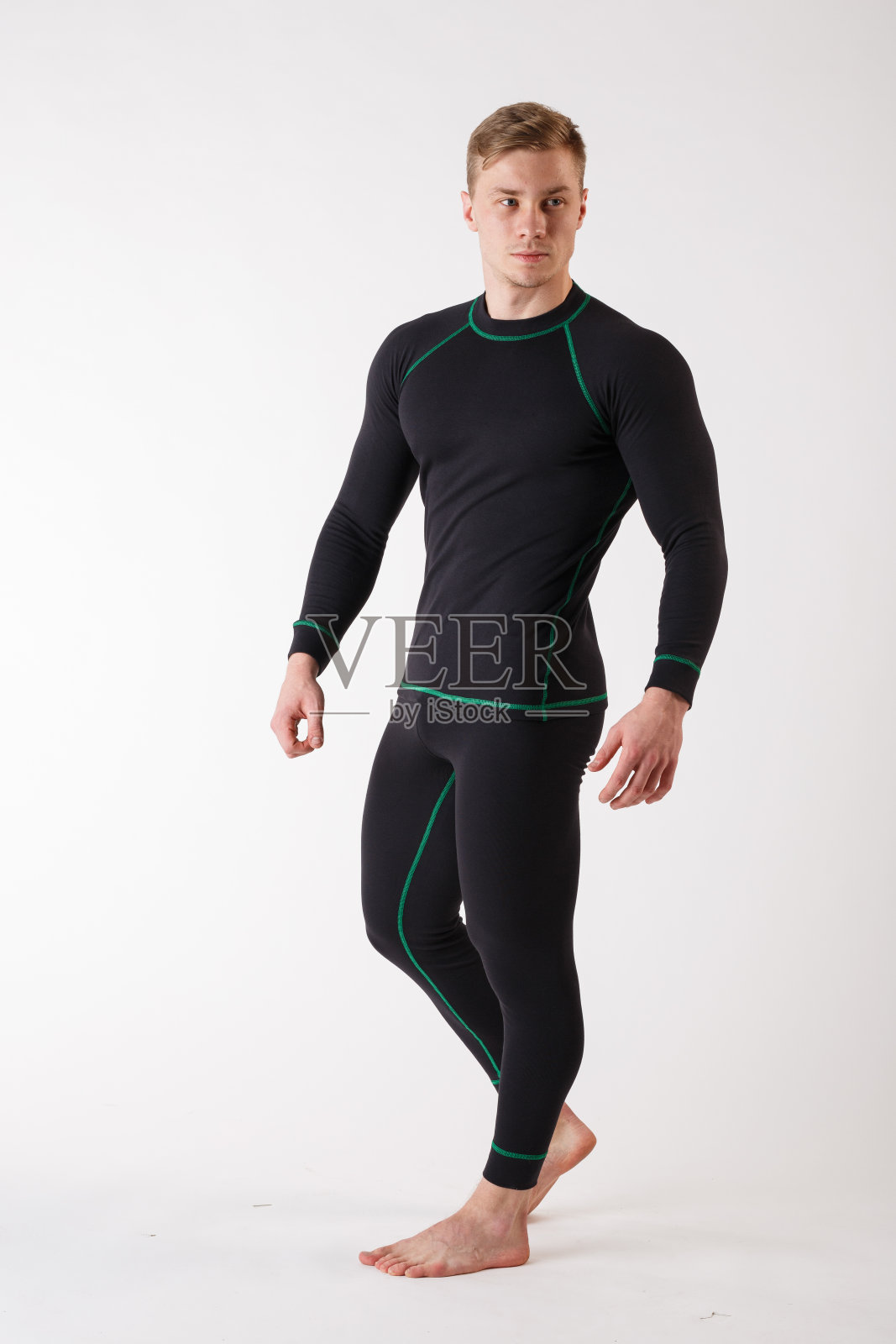 白色背景下穿着保暖内衣的人。运动服装。照片摄影图片