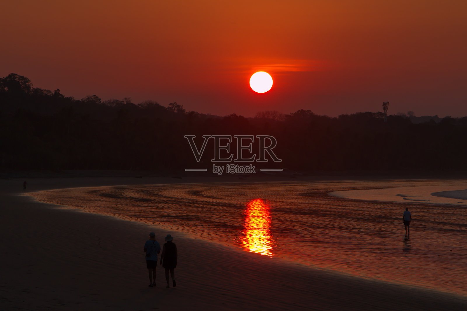 萨马拉海滩上的日出照片摄影图片