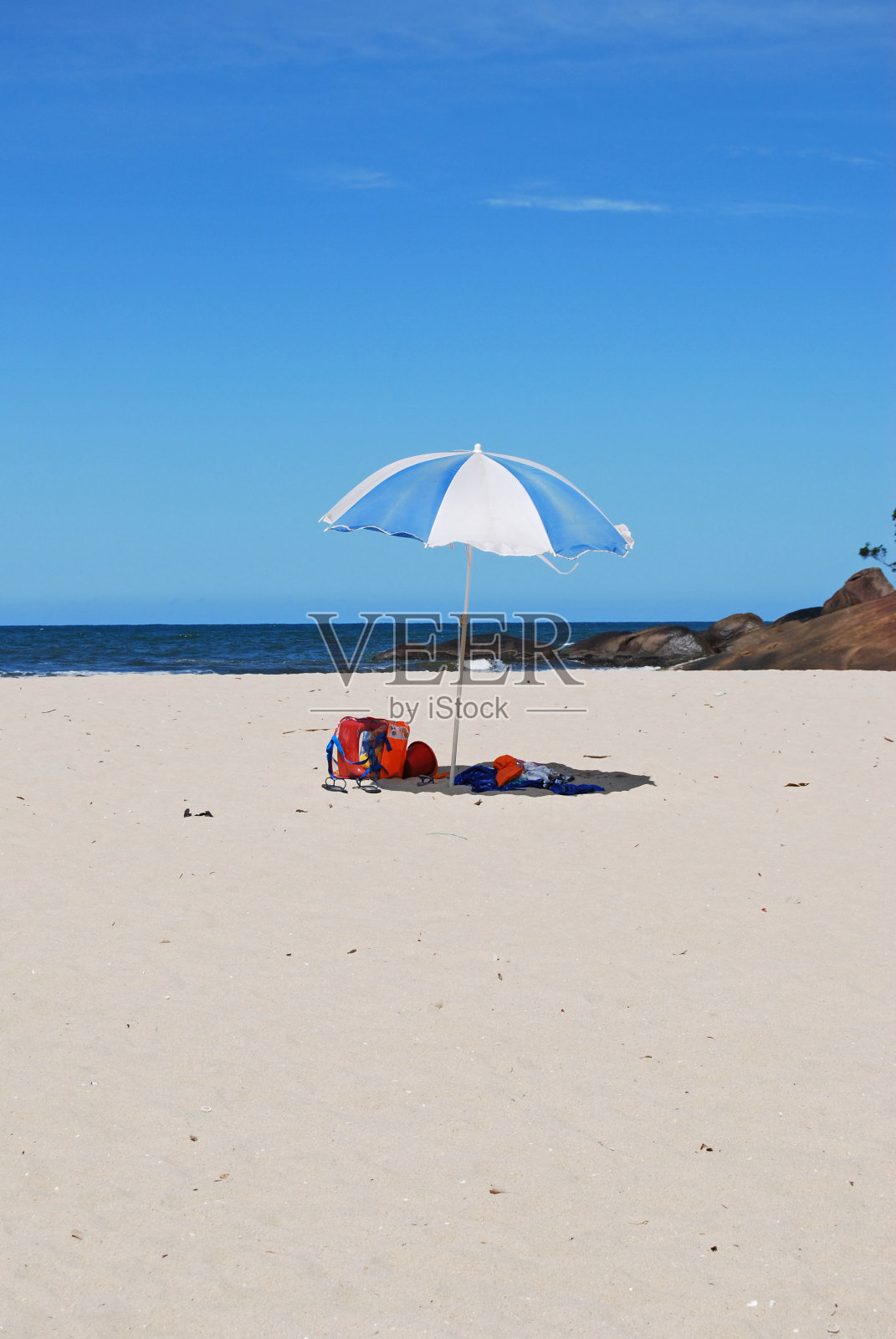 海滩上的蓝白伞照片摄影图片