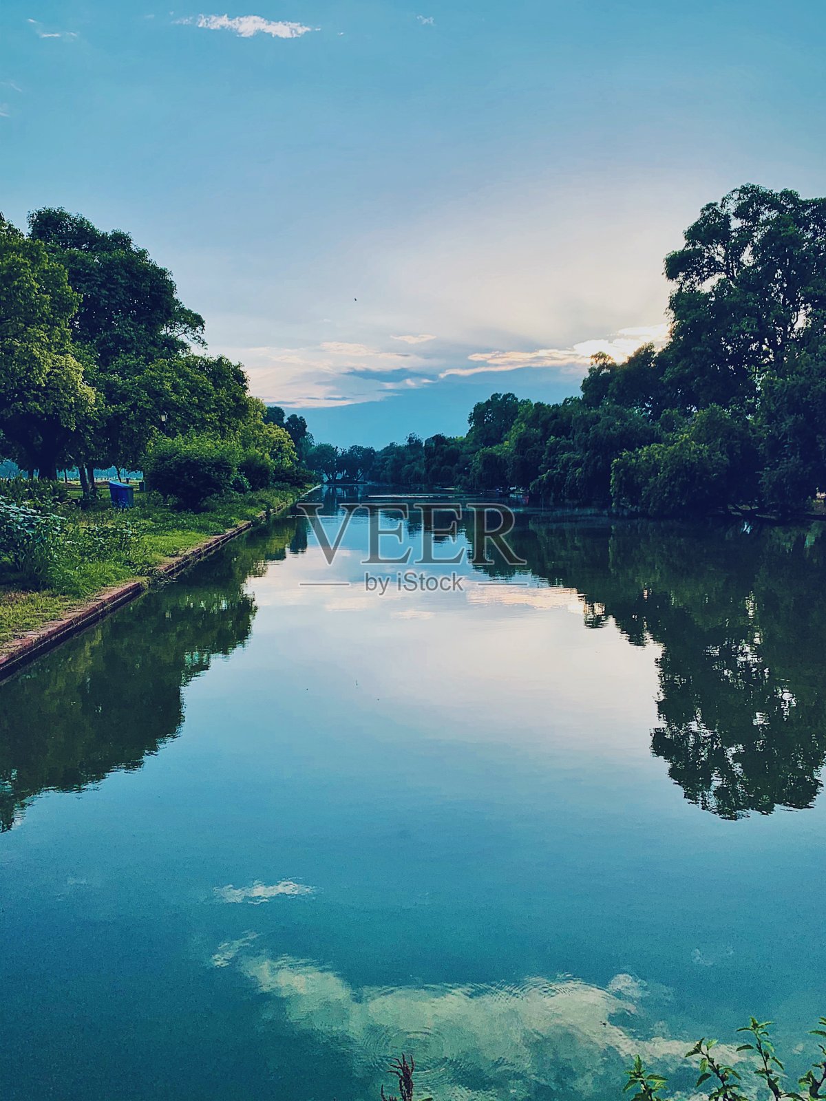 印度门周围的晴天照片摄影图片
