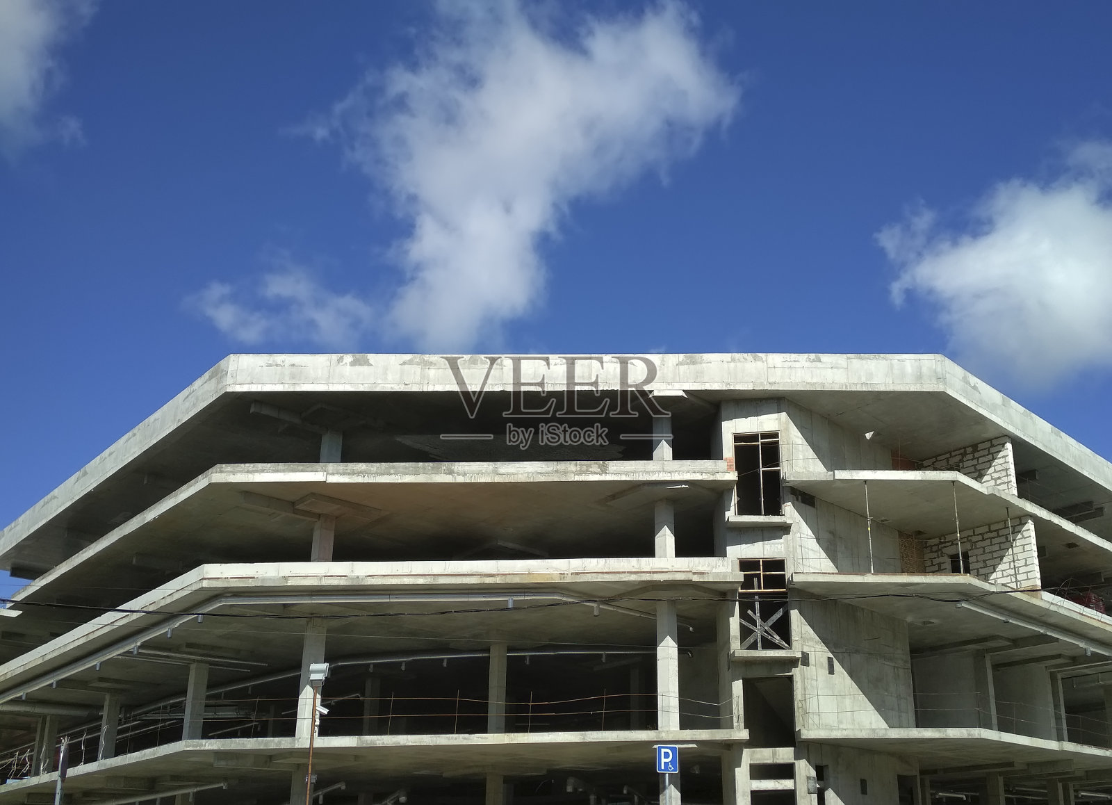 蓝天映衬下的未完工的建筑照片摄影图片