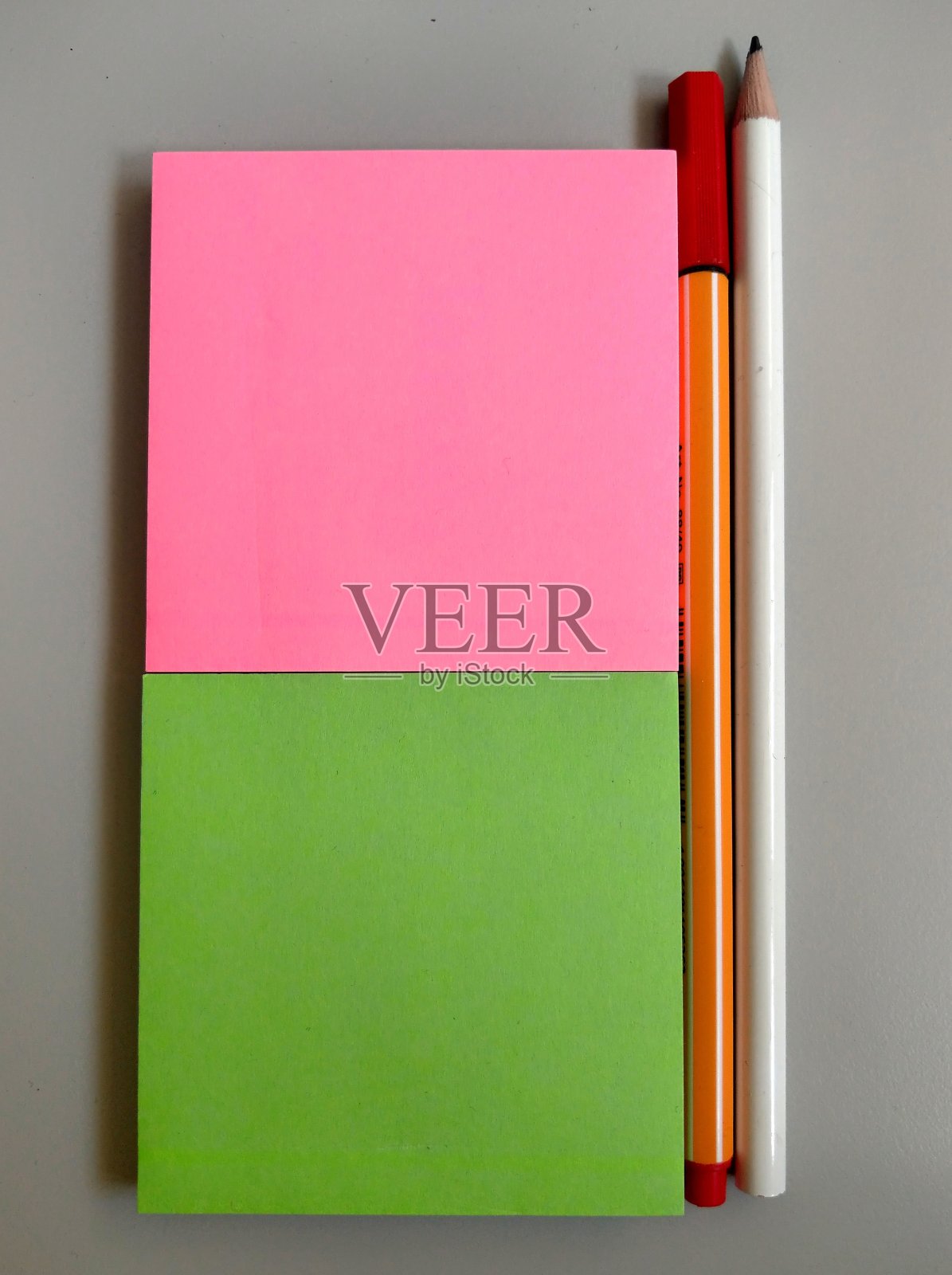 桌子上放着办公用具照片摄影图片