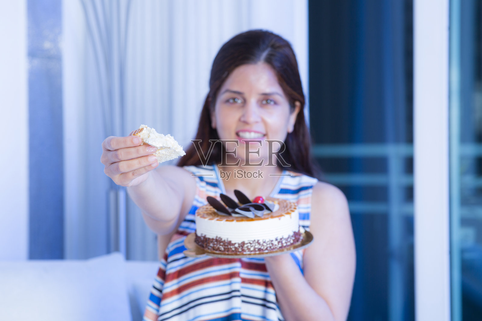 中年妇女的生日蛋糕，库存照片照片摄影图片