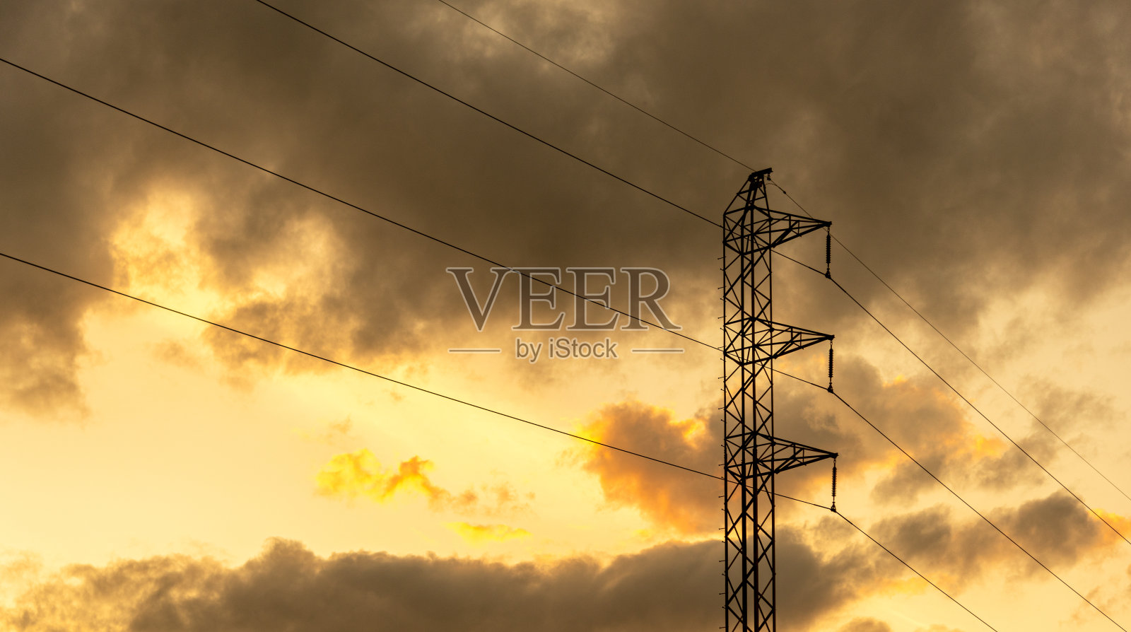 日落和壮观的天空。傍晚和傍晚有云。照片摄影图片