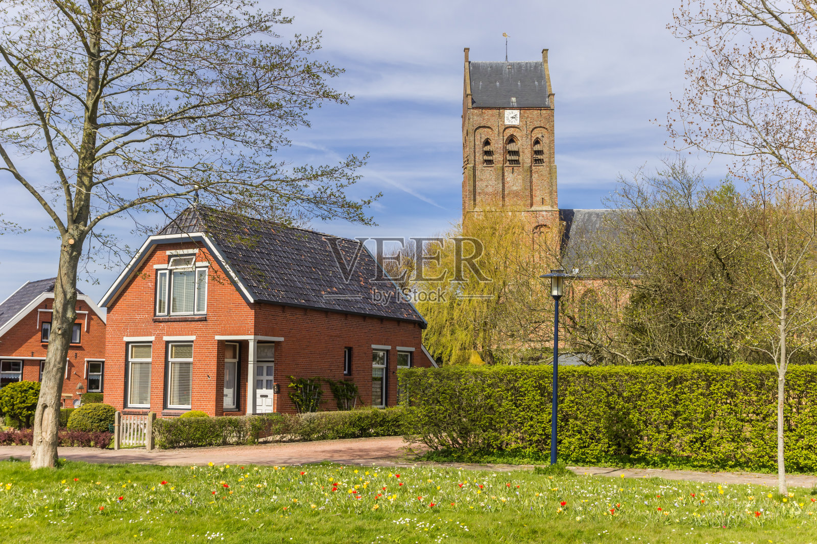 历史悠久的费沃特教堂前的鲜花照片摄影图片