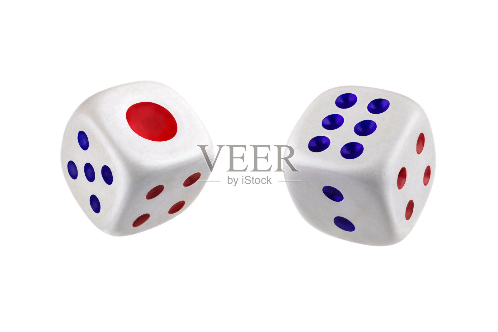 两个白色骰子在空中孤立的白色，特写。宏观照片。照片摄影图片