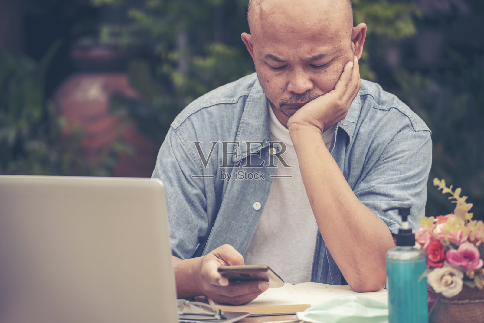 有压力的商人在商业压力中受挫和沮丧照片摄影图片