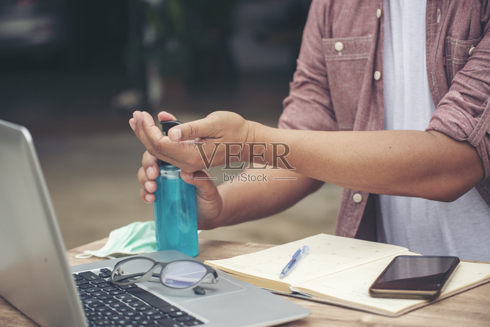 亚洲男子用酒精凝胶洗手，防止感染新型冠状病毒照片摄影图片