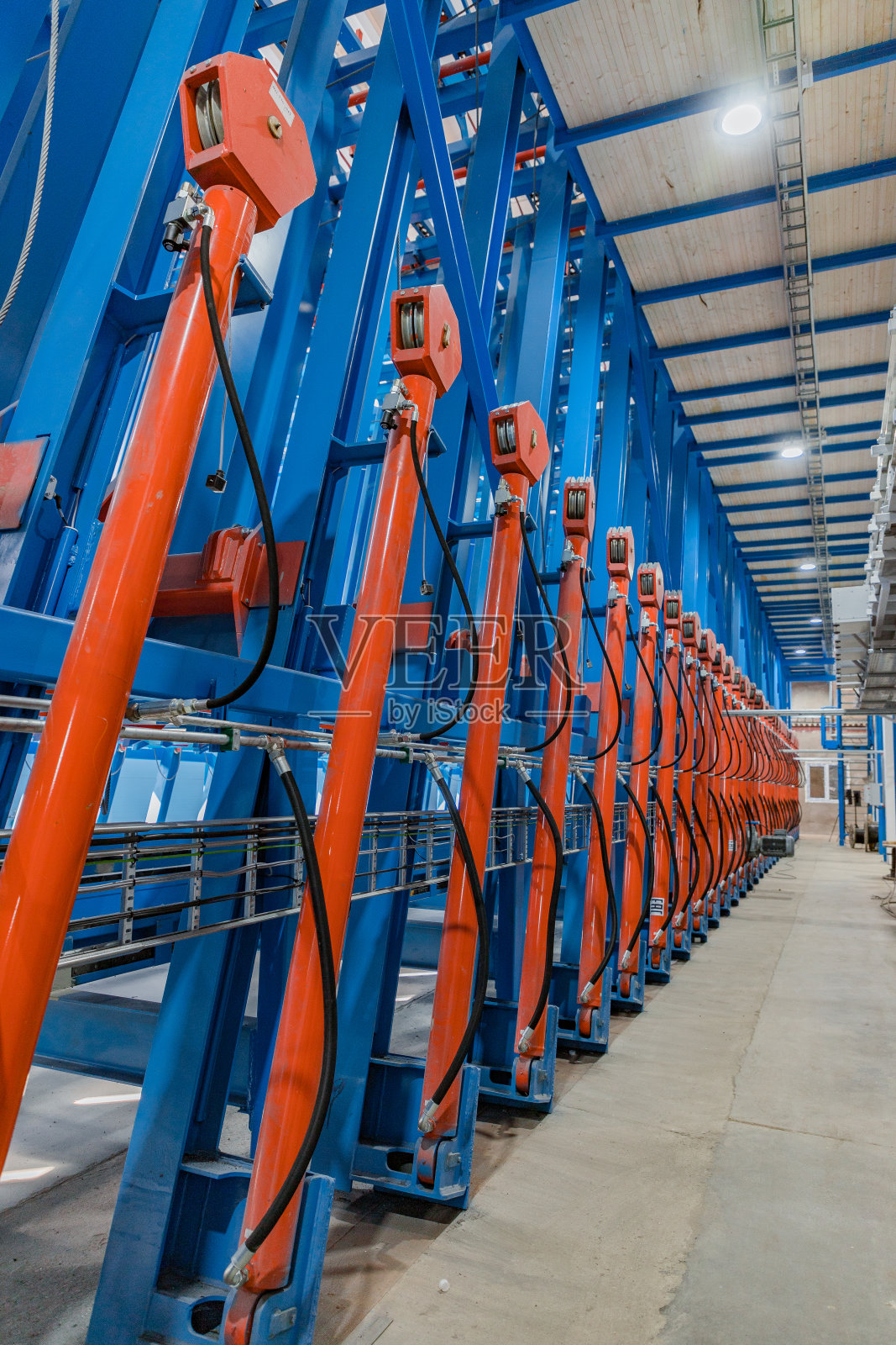 用于切割木板的现代锯木机。现代锯木厂的工业室内照片摄影图片