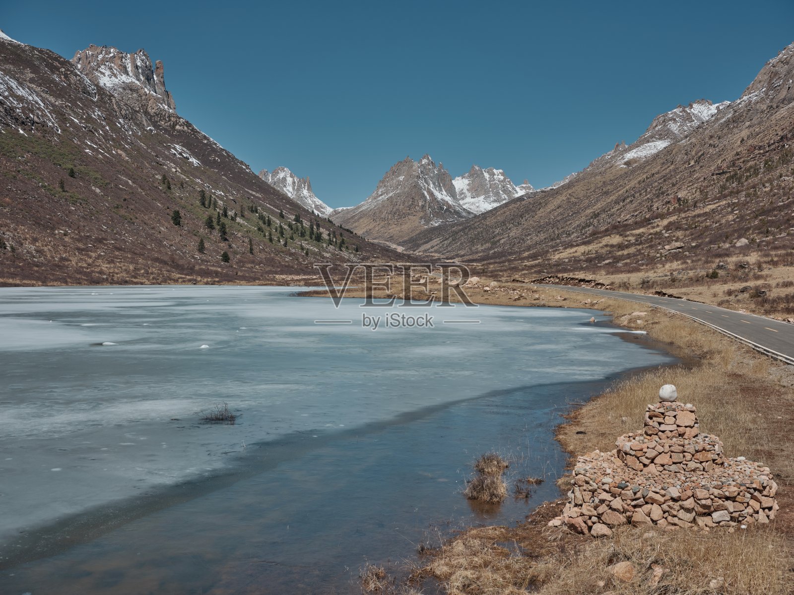 连宝叶泽风景区的冰冻湖泊和山脉照片摄影图片