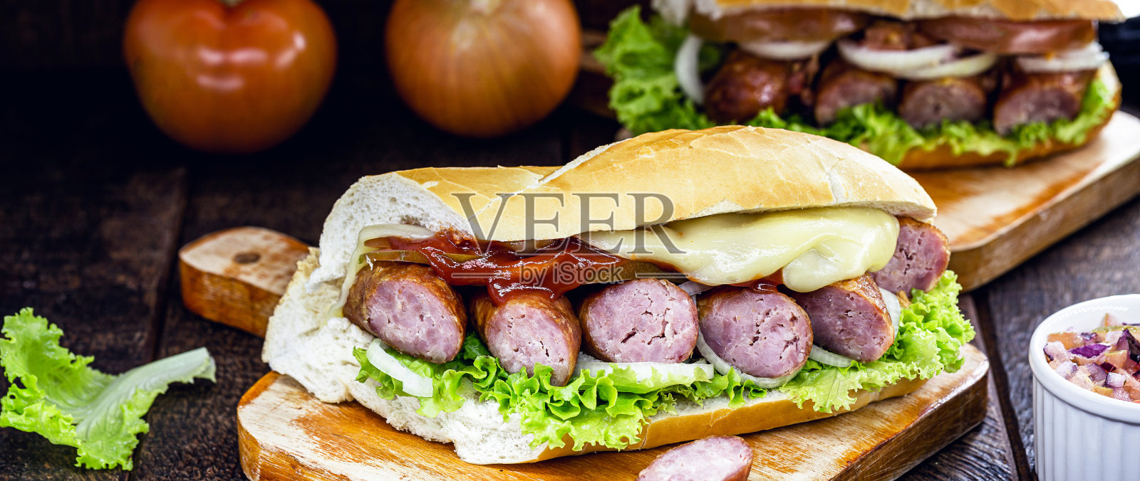 巴西牛肉三明治，香肠，西红柿，生菜和洋葱在盐面包。照片摄影图片