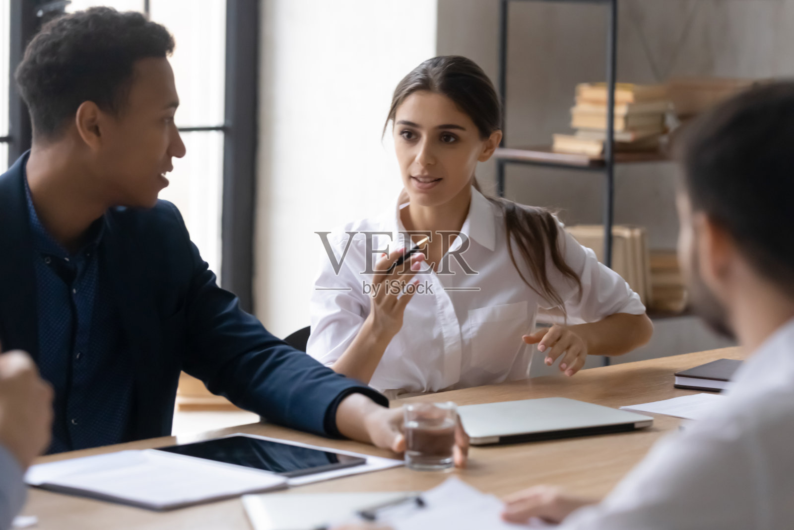 有吸引力的商业女性导师谈话和在会议室进行培训。照片摄影图片