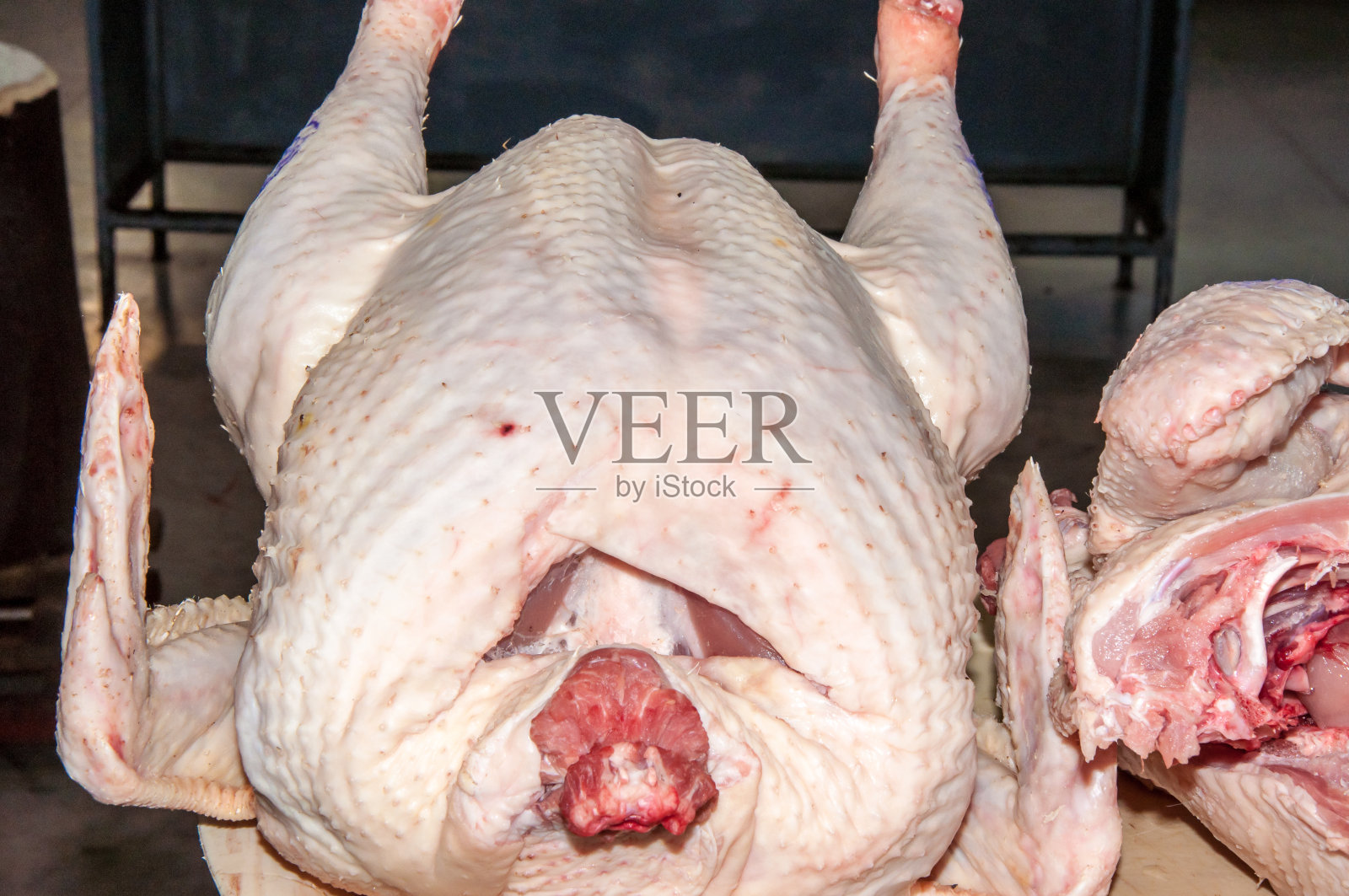 新鲜的肉狼吞虎咽的照片摄影图片