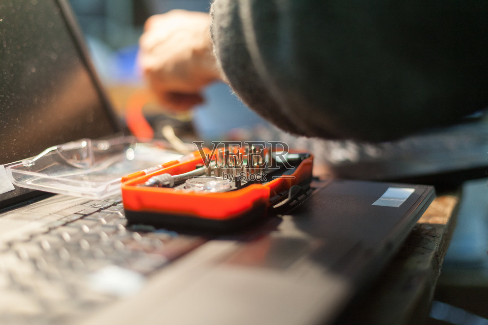 为捐赠目的修理笔记本电脑的技术员照片摄影图片