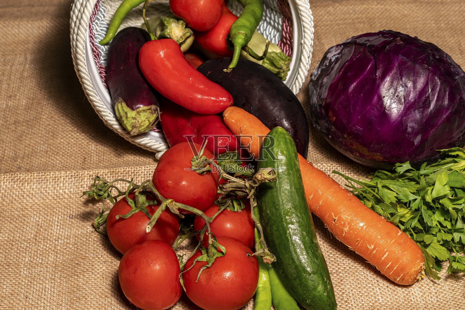 篮子里装满了新鲜多彩的蔬菜照片摄影图片
