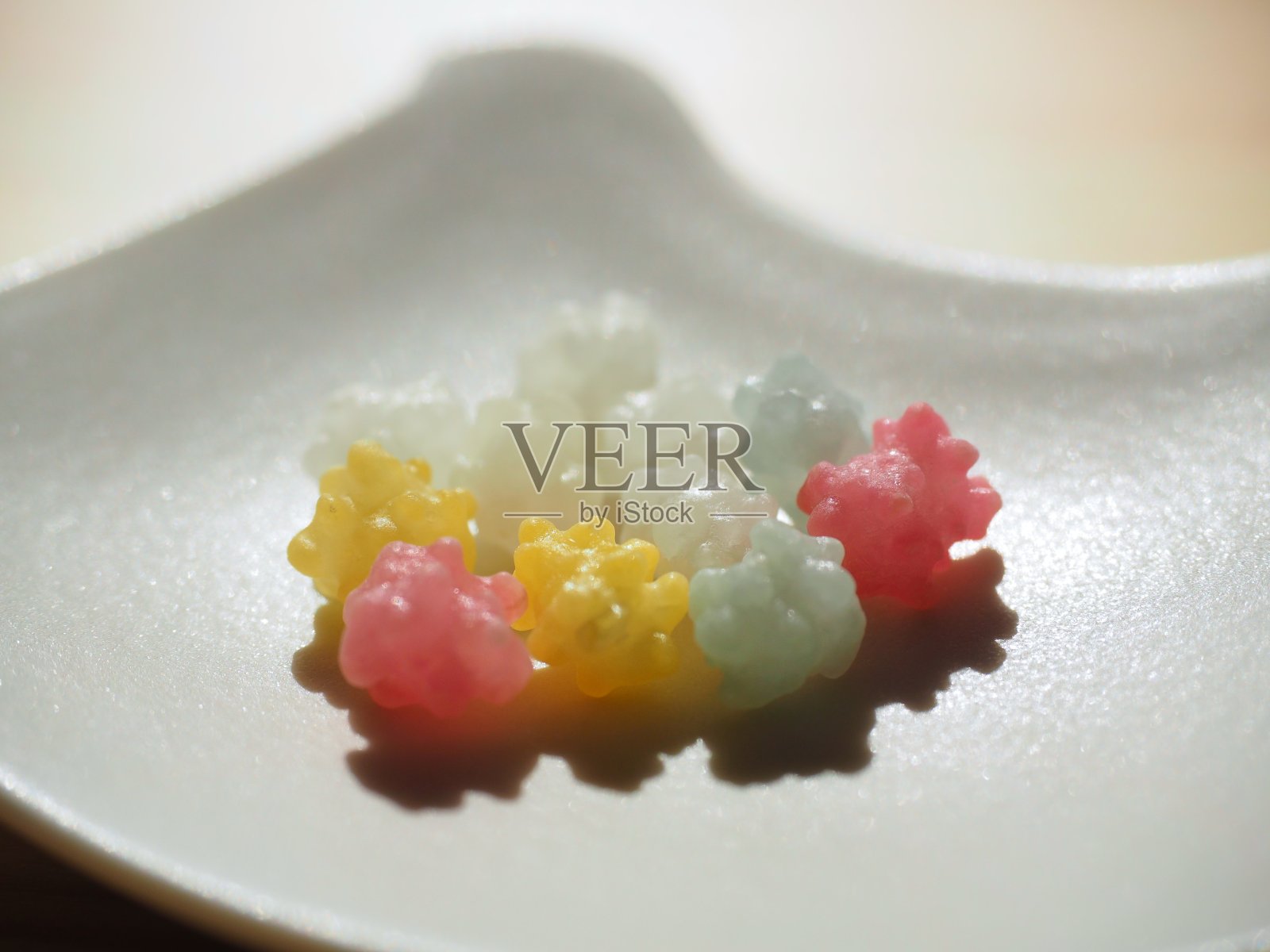 日本传统的糖制甜点小盘照片摄影图片