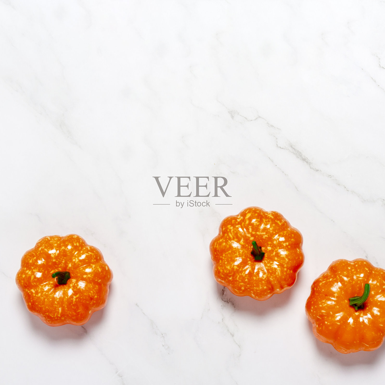 大理石背景上的南瓜。概念万圣节，秋天，收获。广场。平躺，俯视图照片摄影图片