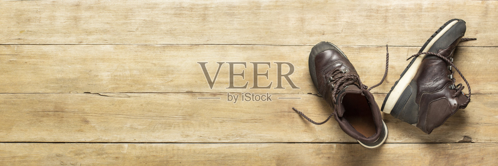 木制背景上的登山靴。徒步、旅游、露营、登山、森林的概念。横幅。平躺，俯视图照片摄影图片