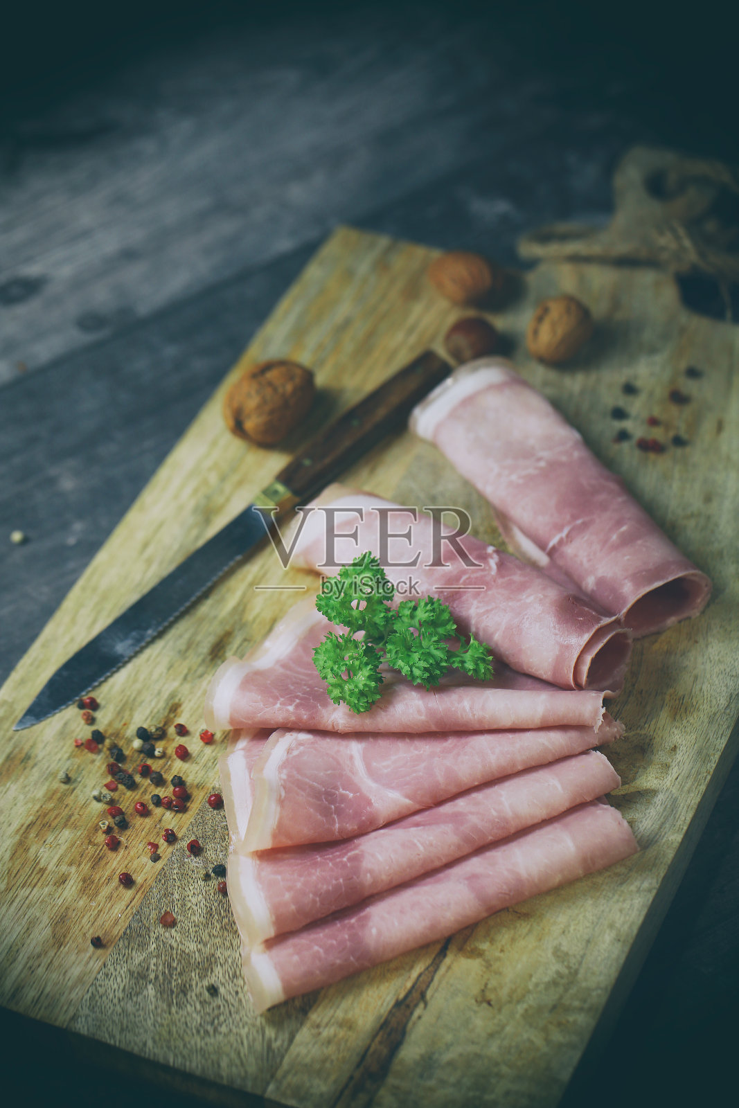 木制背景上的意大利火腿照片摄影图片