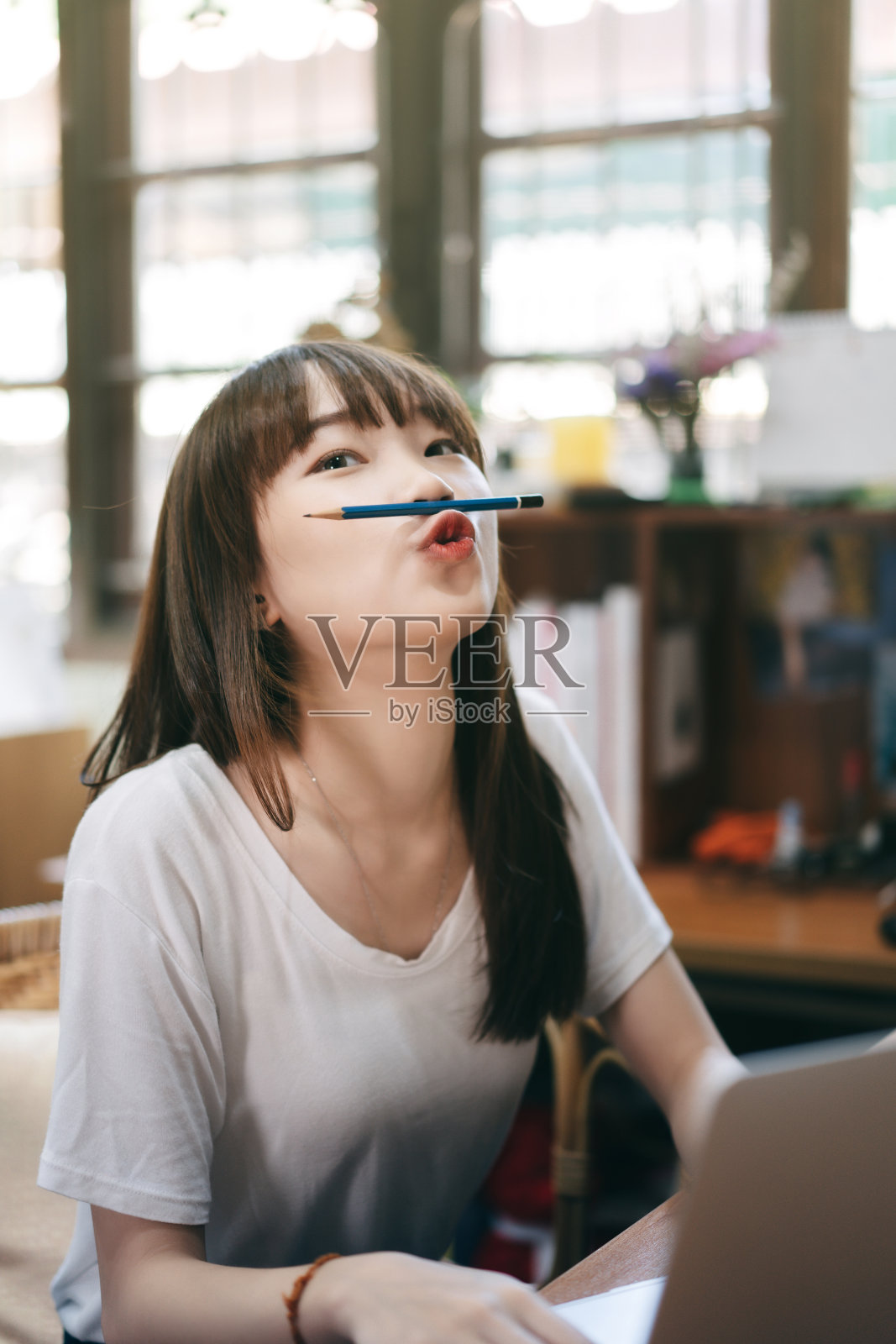 在家中描绘亚洲少女快乐照片摄影图片