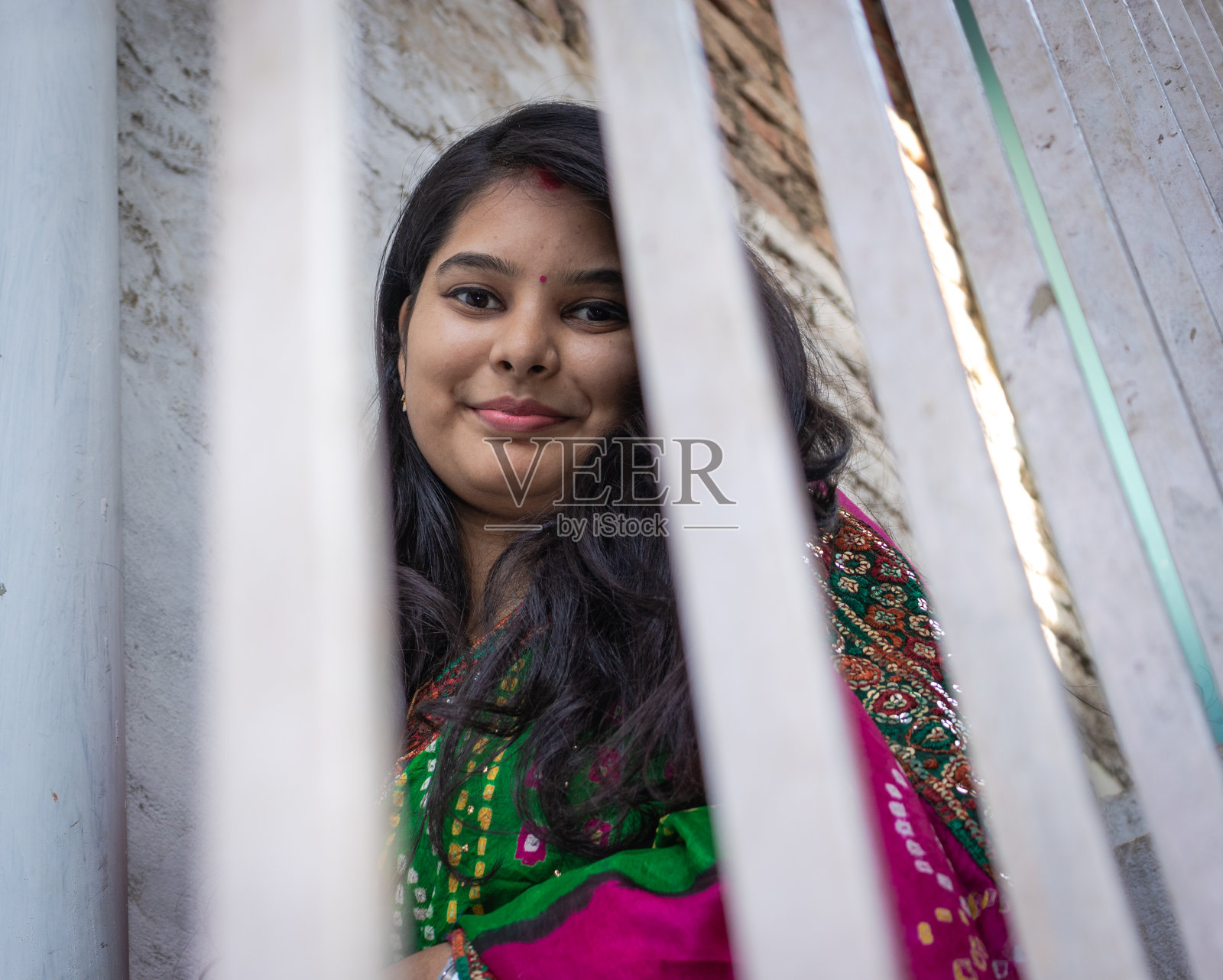 从独特的角度看，穿着传统印度服装的年轻女子照片摄影图片