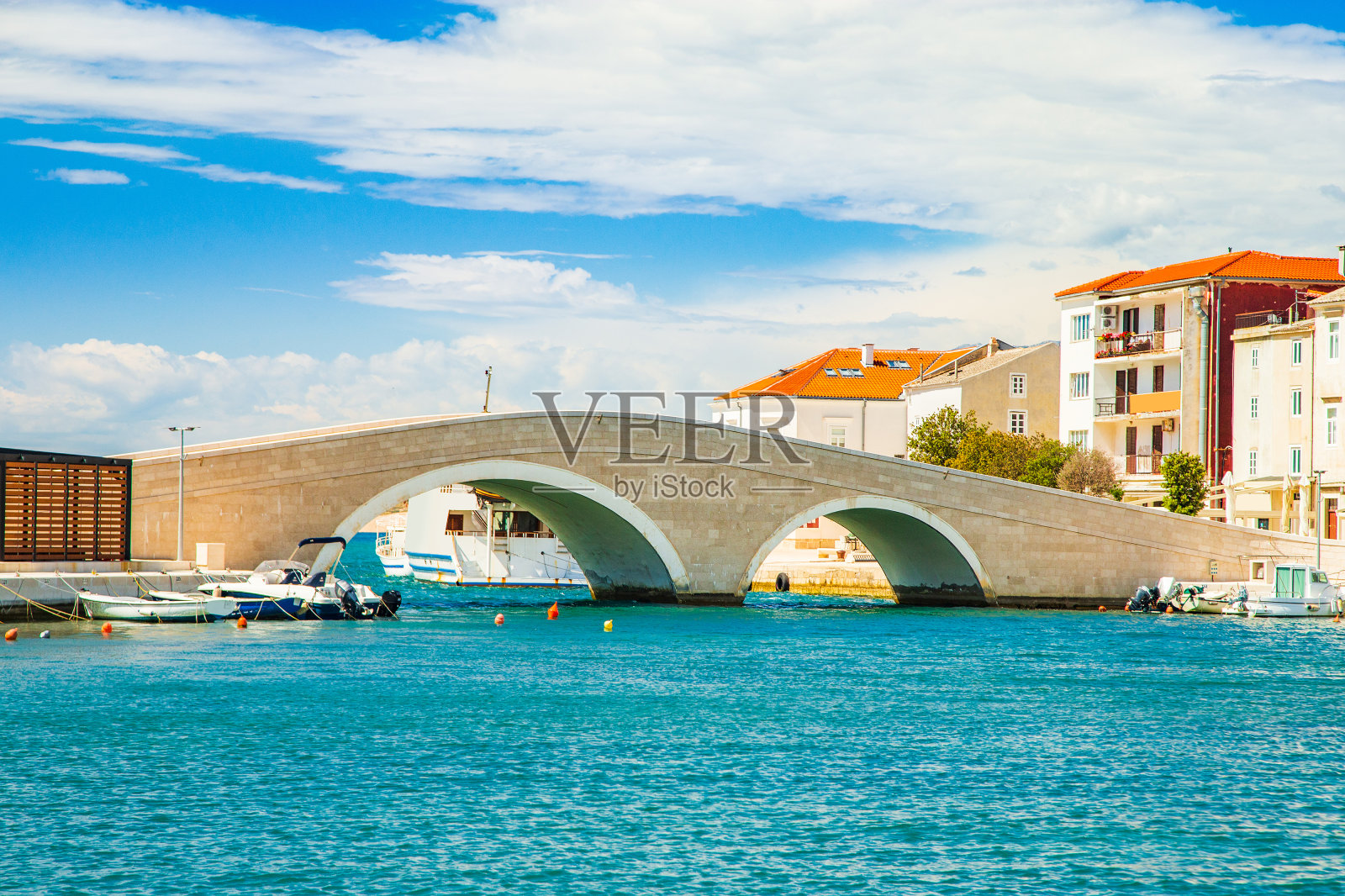 佩格在达尔马提亚，克罗地亚，看古老的石桥照片摄影图片