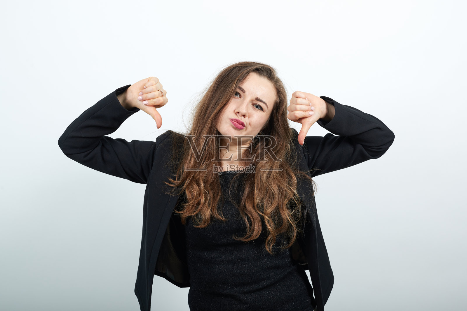 不满的女性还手拇指并示威，反对照片摄影图片