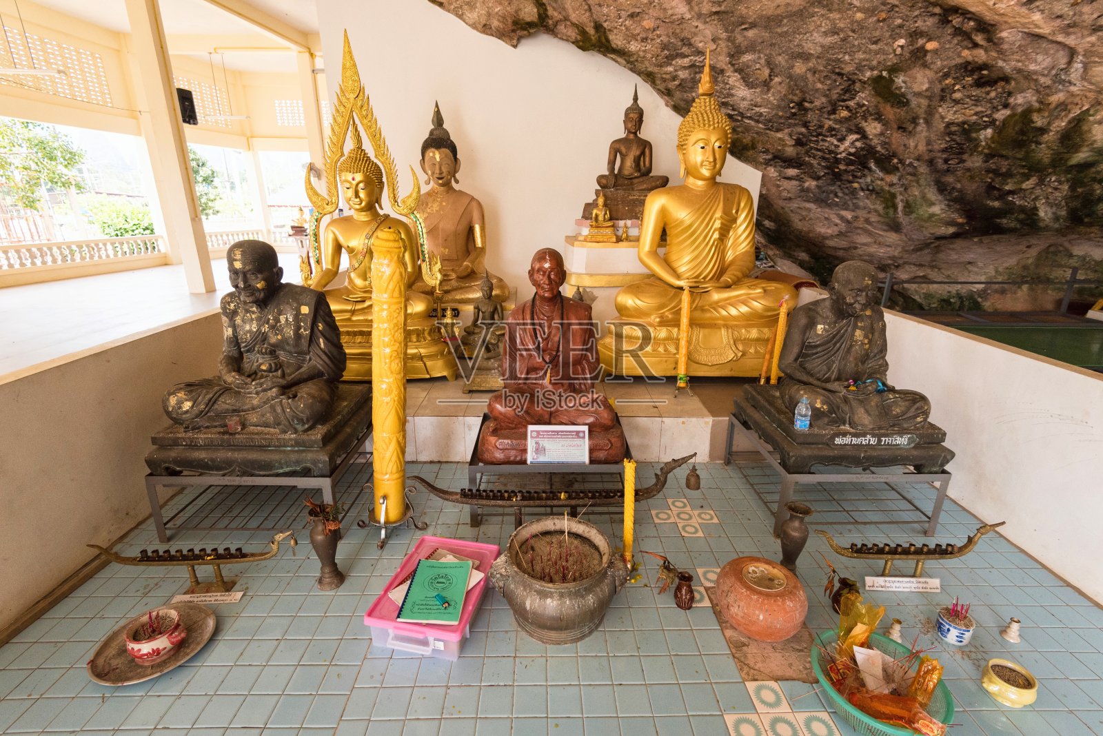 亚洲泰国甲米寺虎洞寺的佛像照片摄影图片