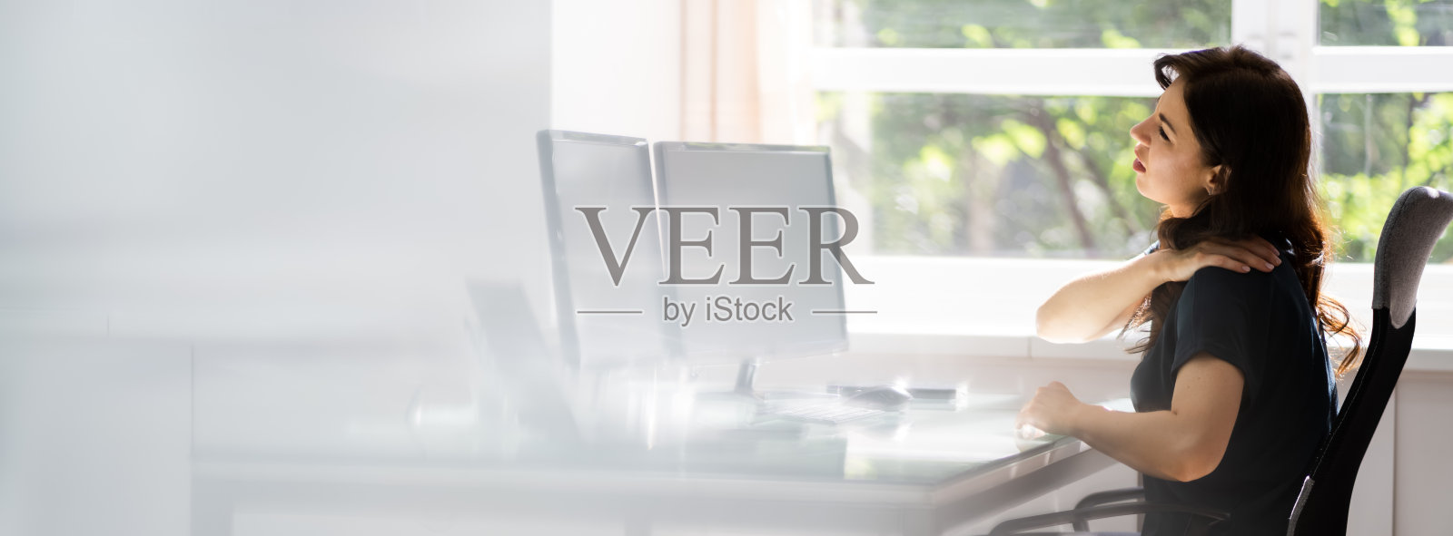 在电脑前工作时颈部疼痛照片摄影图片