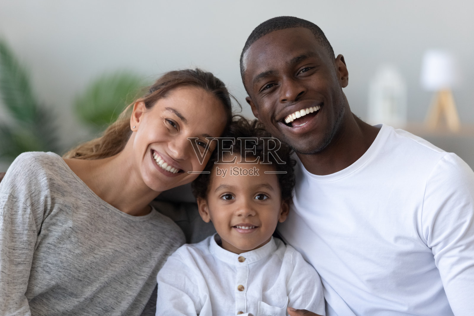 一个幸福的多种族家庭和一个混血儿子的肖像照片摄影图片