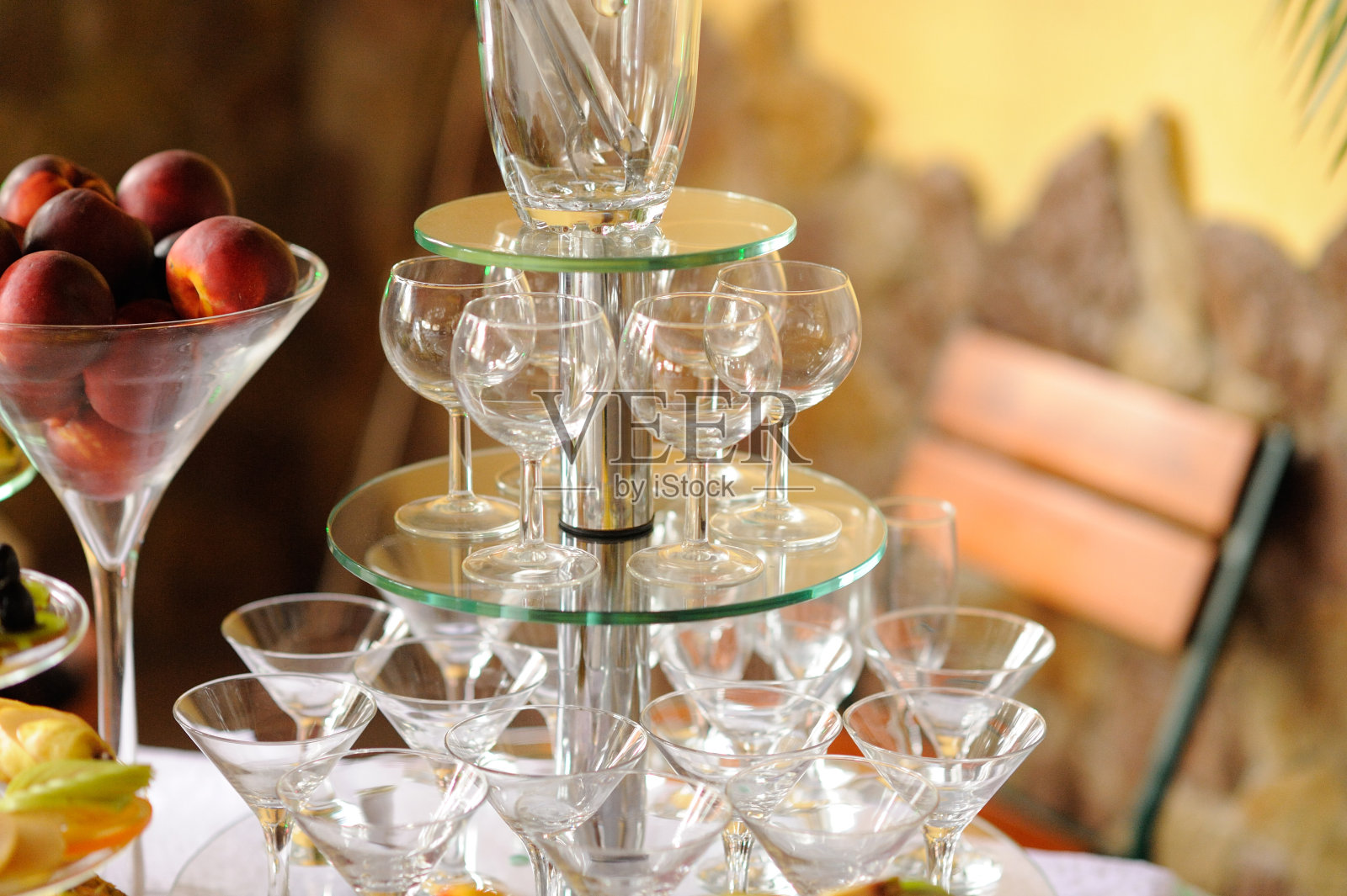 宴会前餐厅的餐桌餐具，包括银制餐具和玻璃高脚餐具照片摄影图片