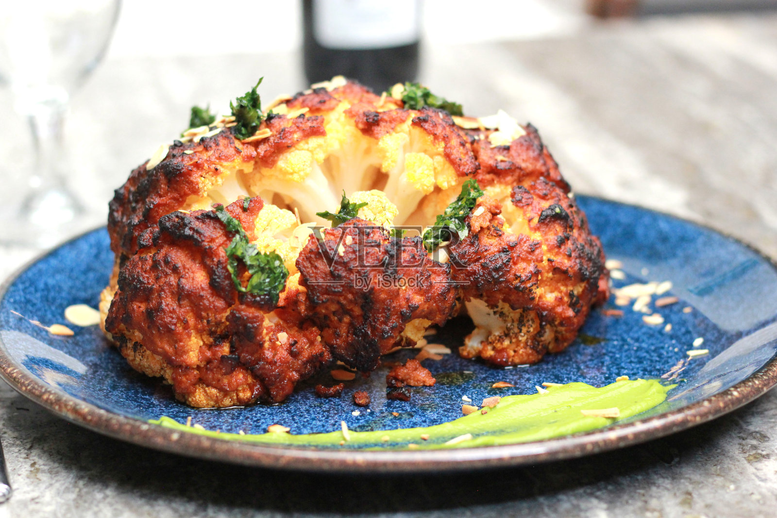 厨师装上美食大烤花椰菜和红酒照片摄影图片