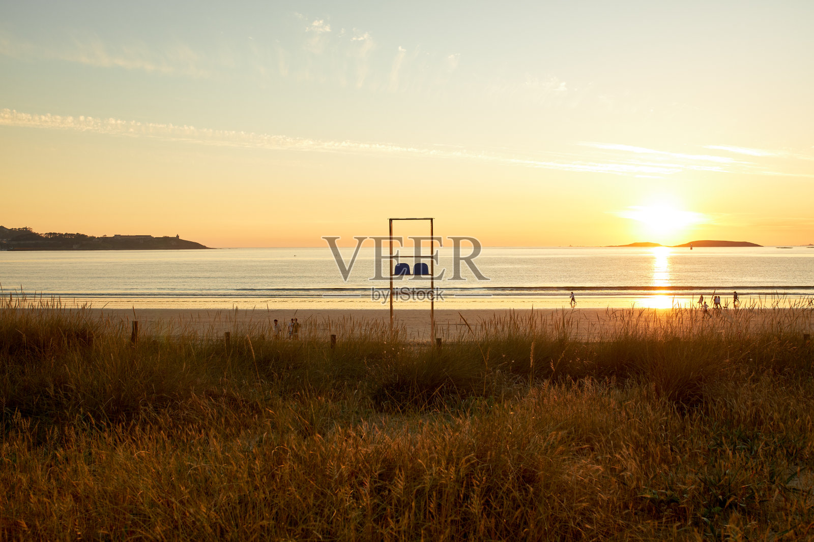 日落时海滩值班人员的岗位照片摄影图片