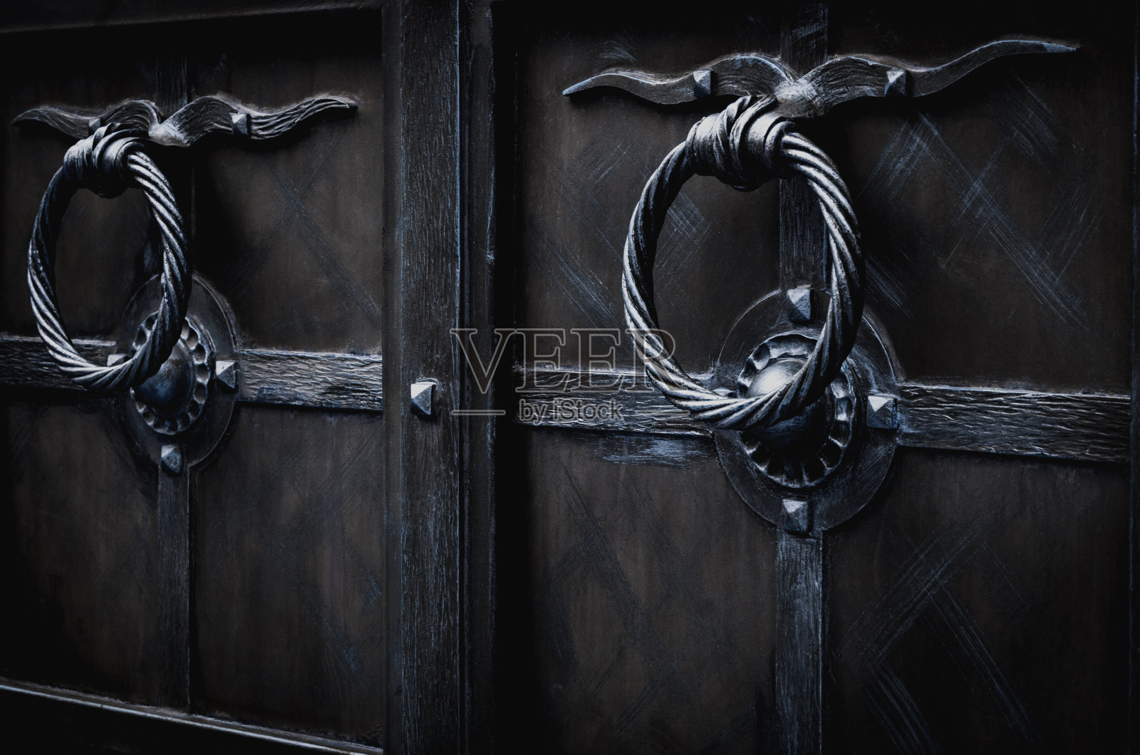 冷色调的圆形锻造金属手柄照片摄影图片