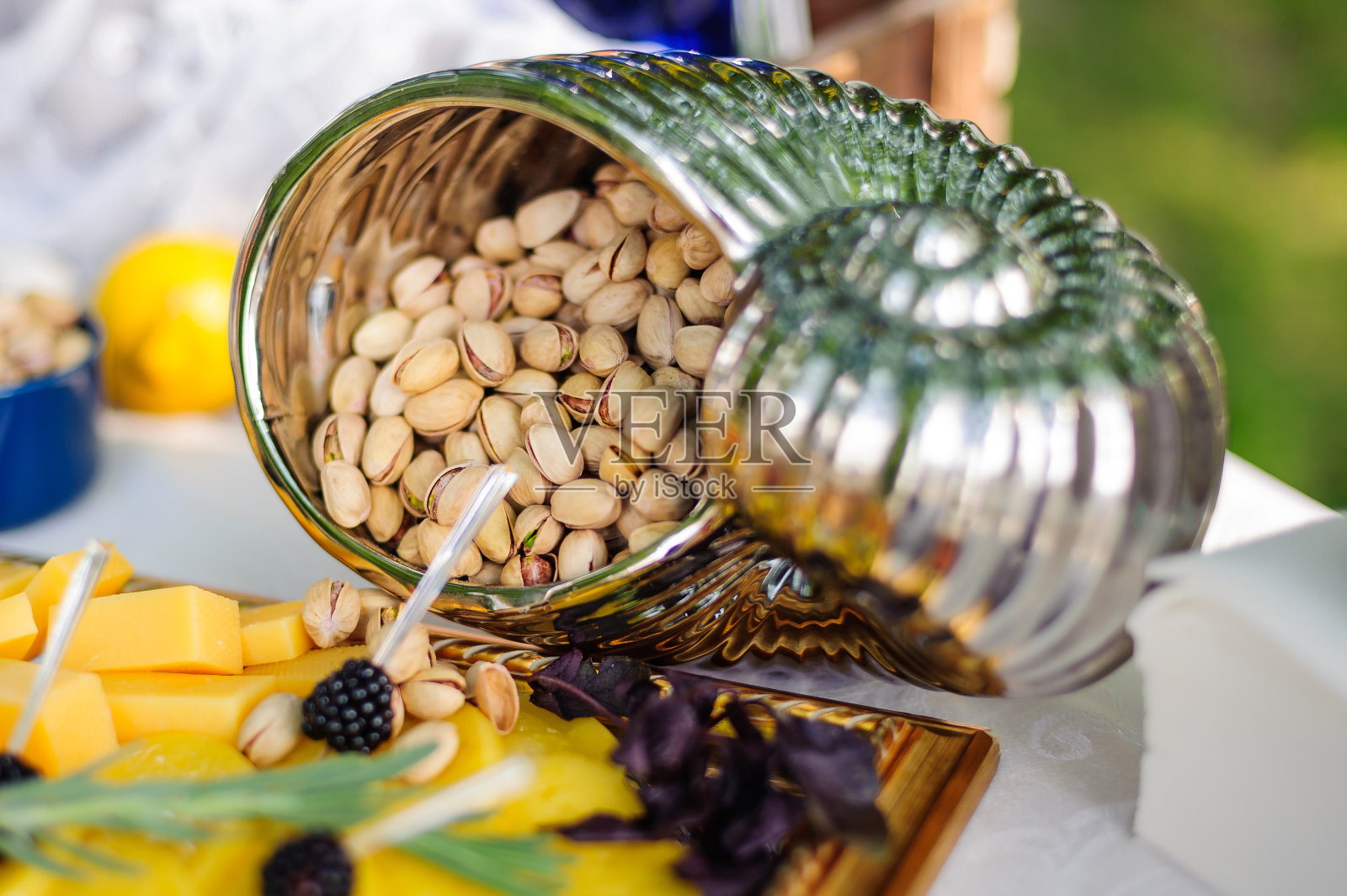 金属贝类中的咸味开心果照片摄影图片